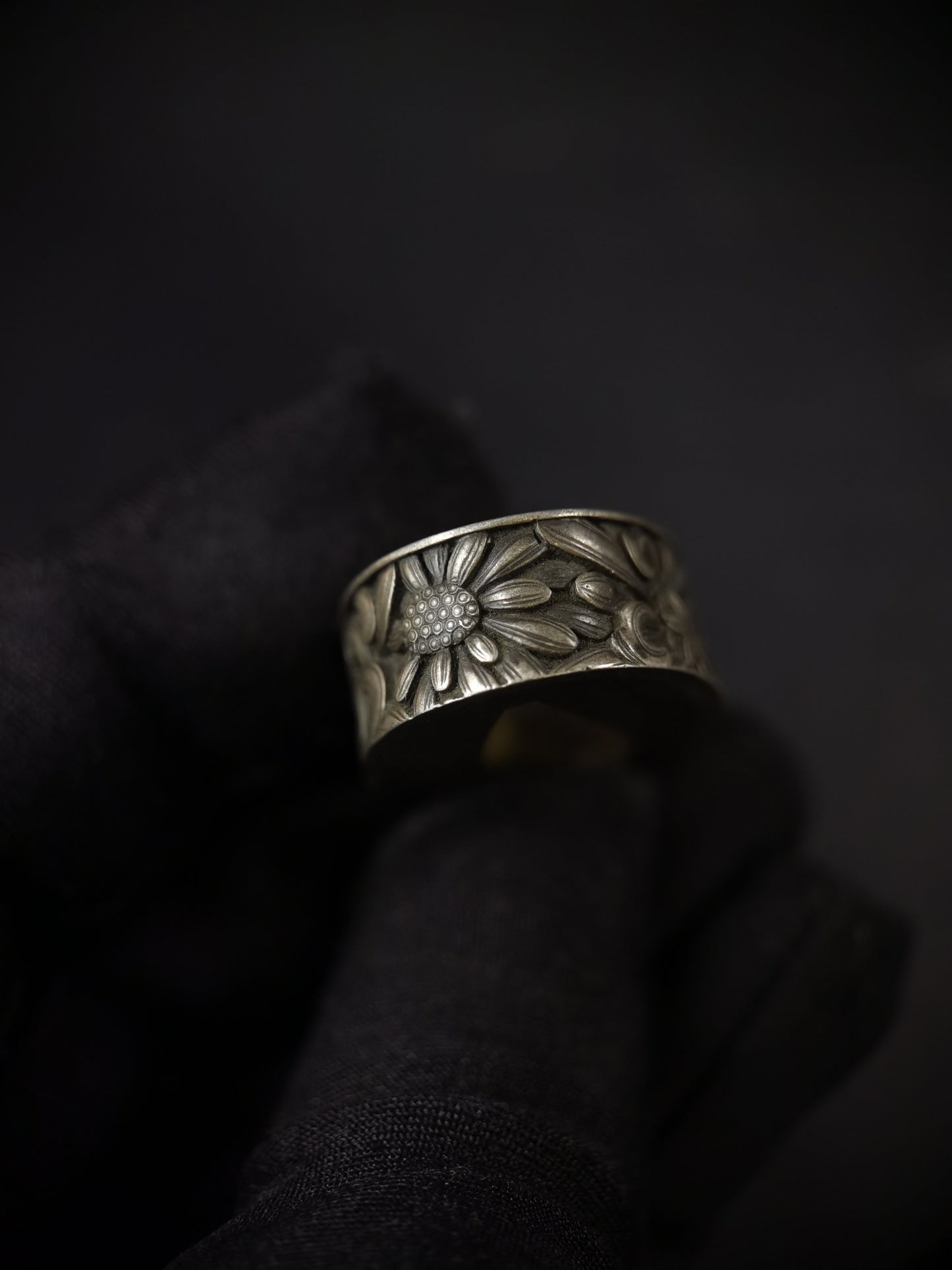 Japanese Sterling Silver Full Chrysanthemum Pattern Single Fuchi for Katana Wakziashi Edo Period Antique F184