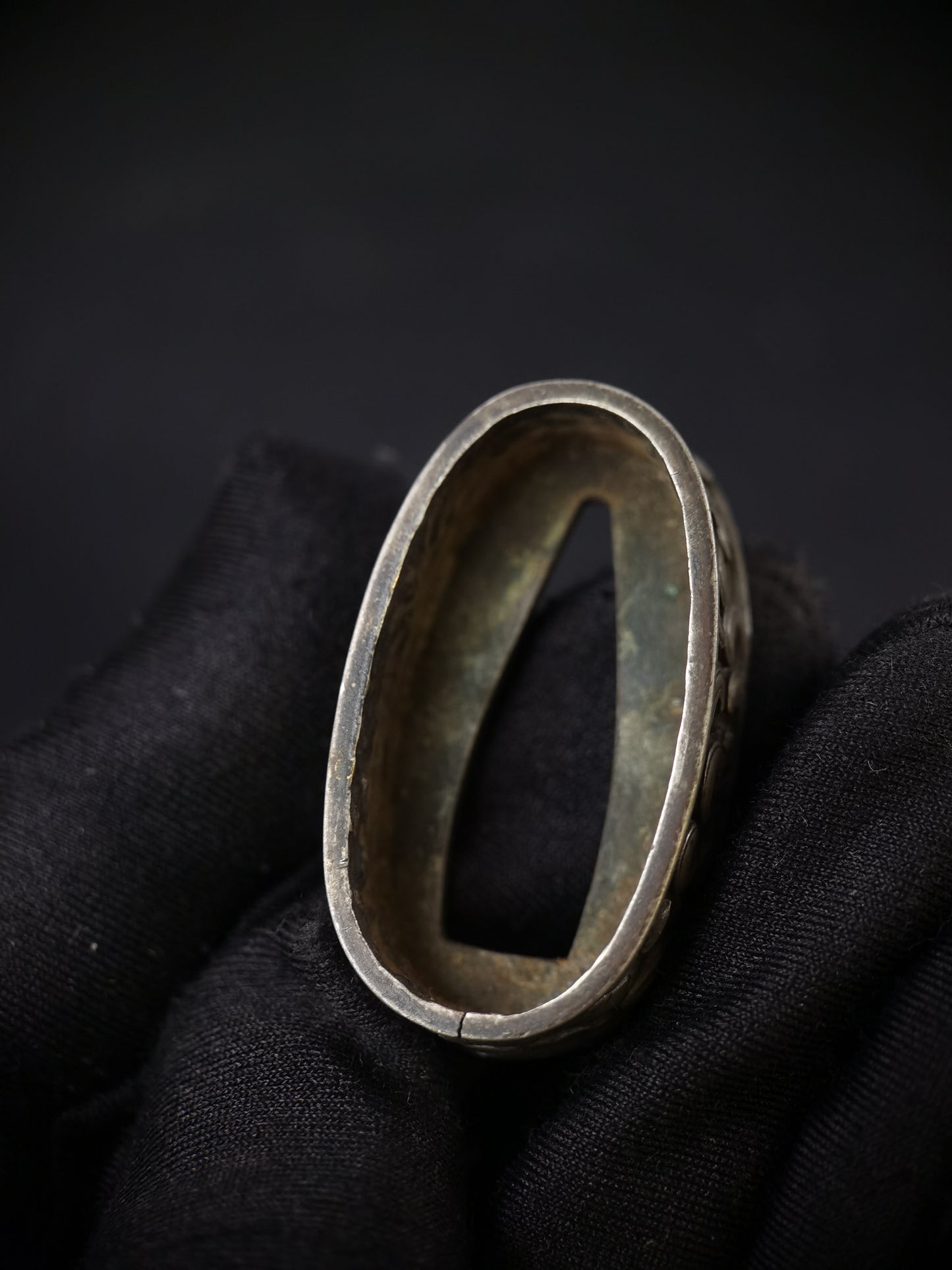 Japanese Sterling Silver Full Chrysanthemum Pattern Single Fuchi for Katana Wakziashi Edo Period Antique F184