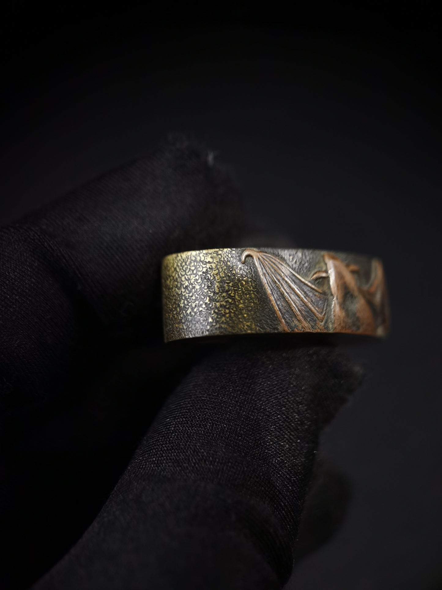Japanese Bat Pattern Single Fuchi for Katana Wakziashi Edo Period Antique F189