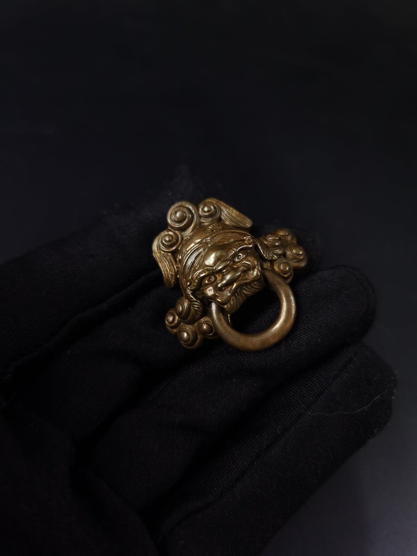 Japanese Lion Dog holding ring in mouth Kurikata for wakziashi and Tanto, Y178