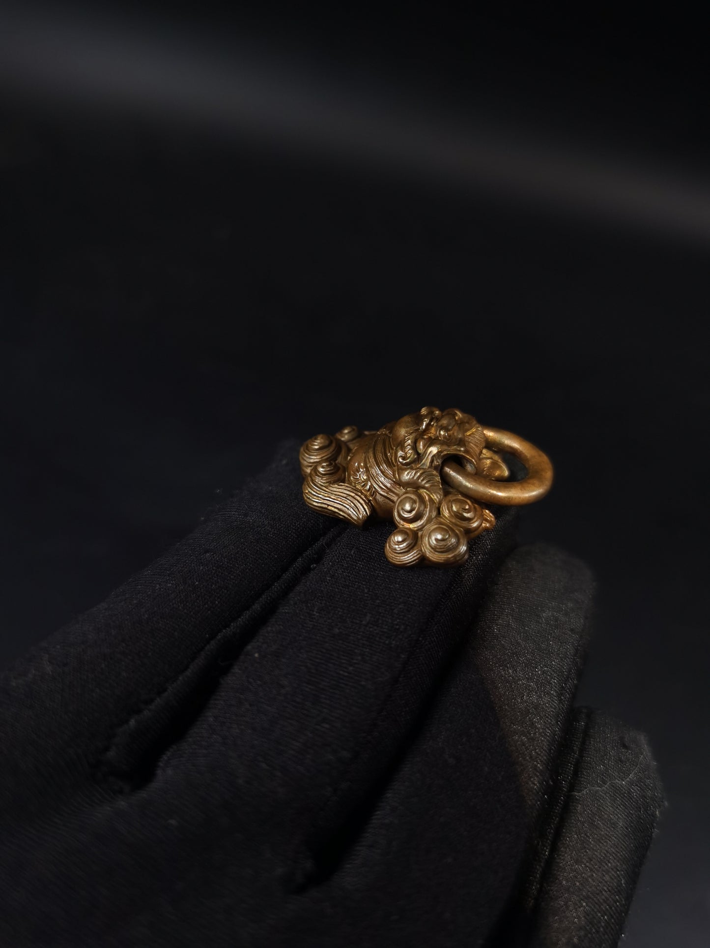 Japanese Lion Dog holding ring in mouth Kurikata for wakziashi and Tanto, Y178