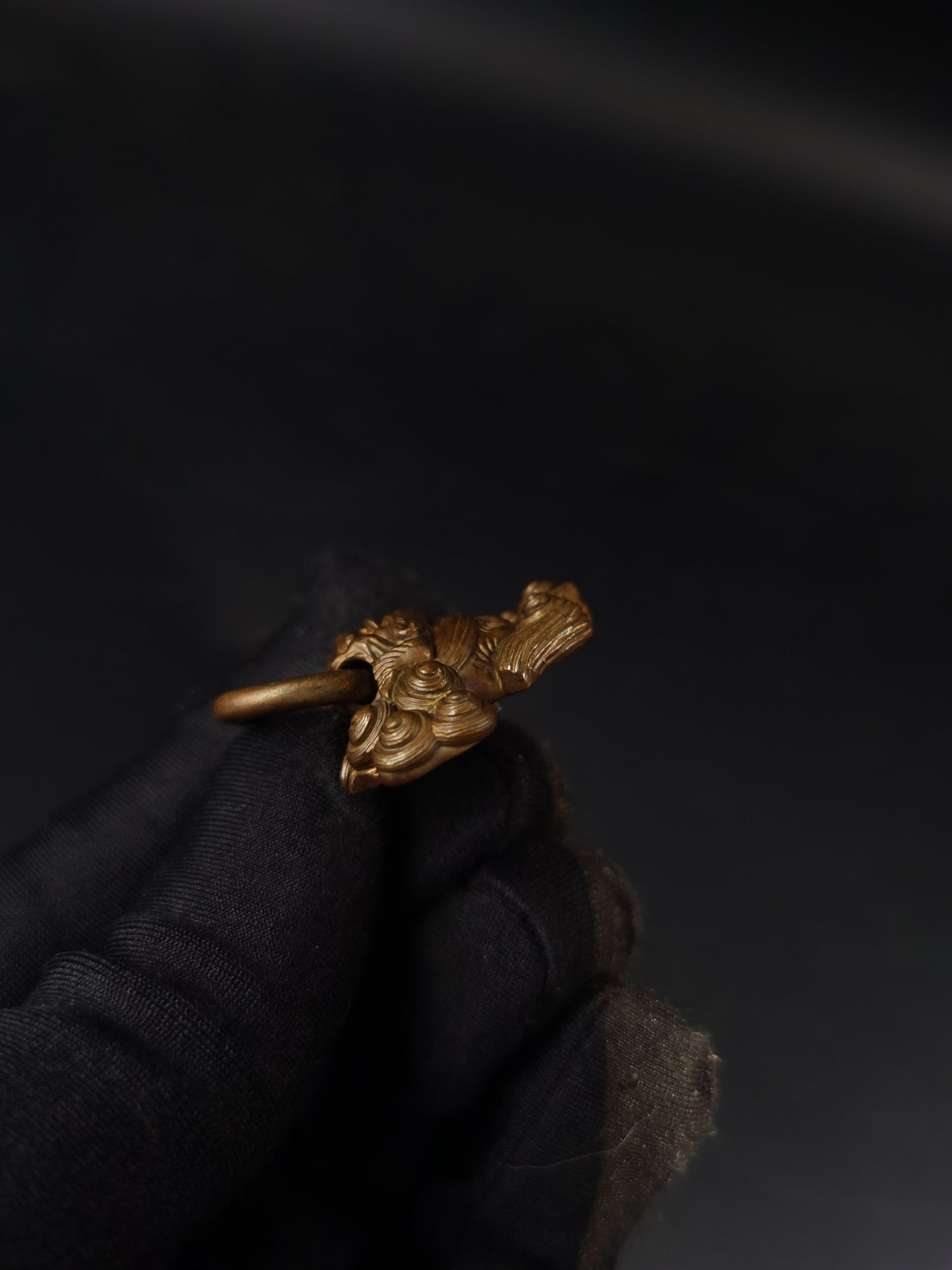 Japanese Lion Dog holding ring in mouth Kurikata for wakziashi and Tanto, Y178