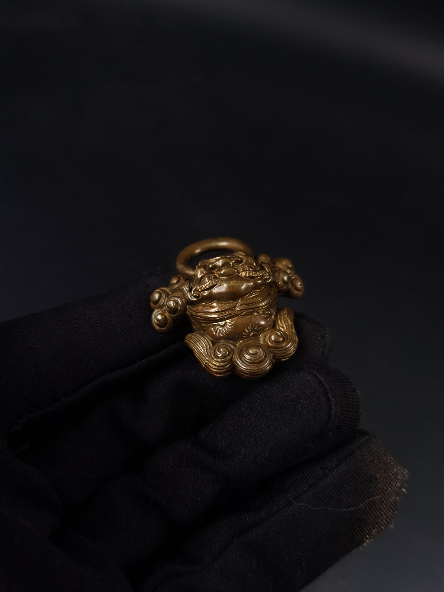 Japanese Lion Dog holding ring in mouth Kurikata for wakziashi and Tanto, Y178