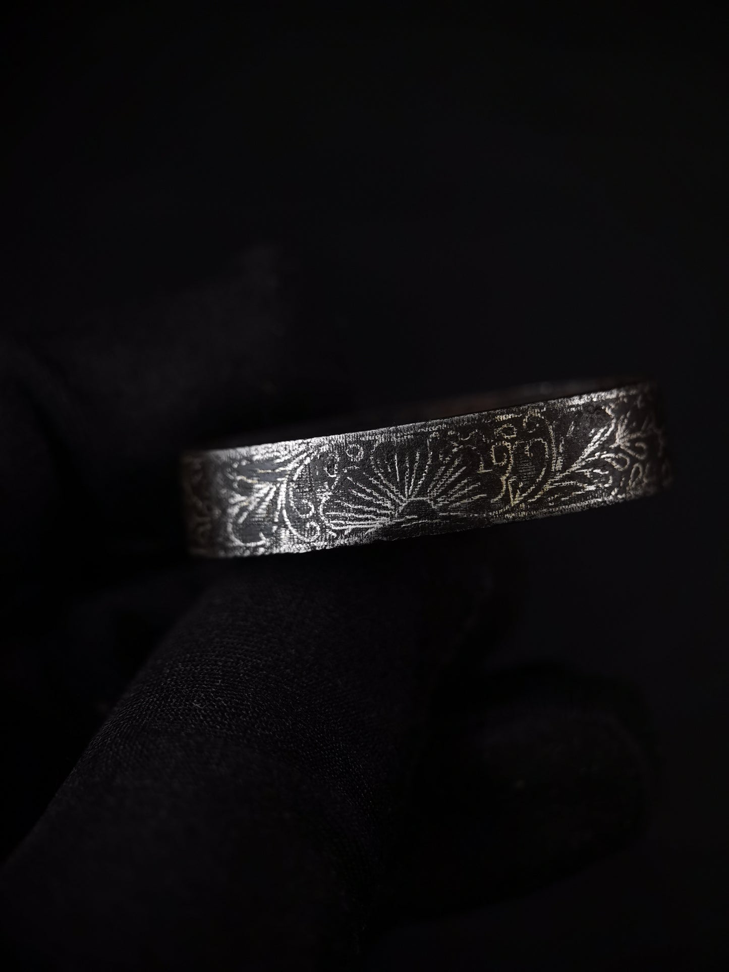 Japanese Flora and Foliage Pattern Single Fuchi for Katana Wakziashi Edo Period Antique F195