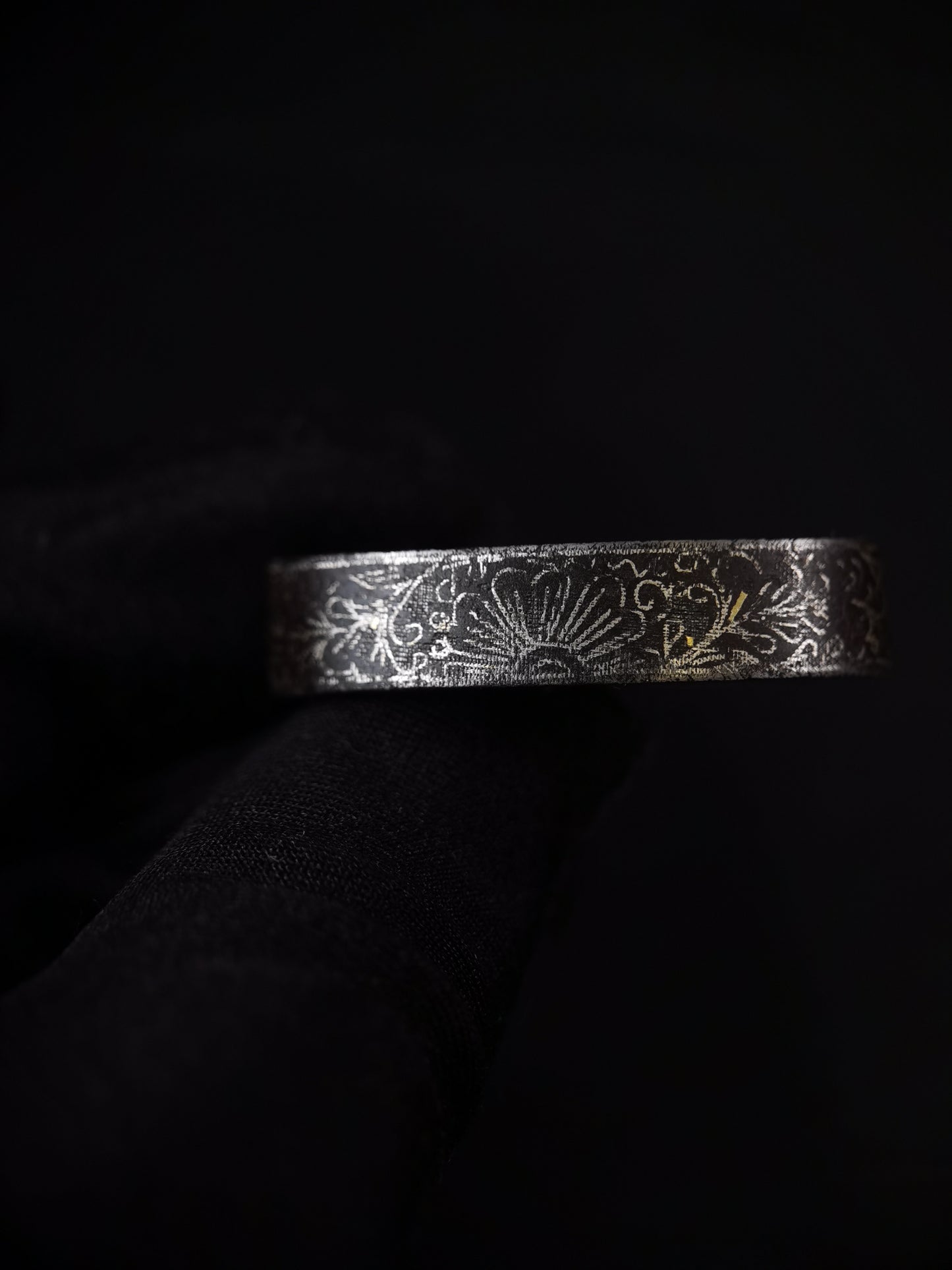 Japanese Flora and Foliage Pattern Single Fuchi for Katana Wakziashi Edo Period Antique F195