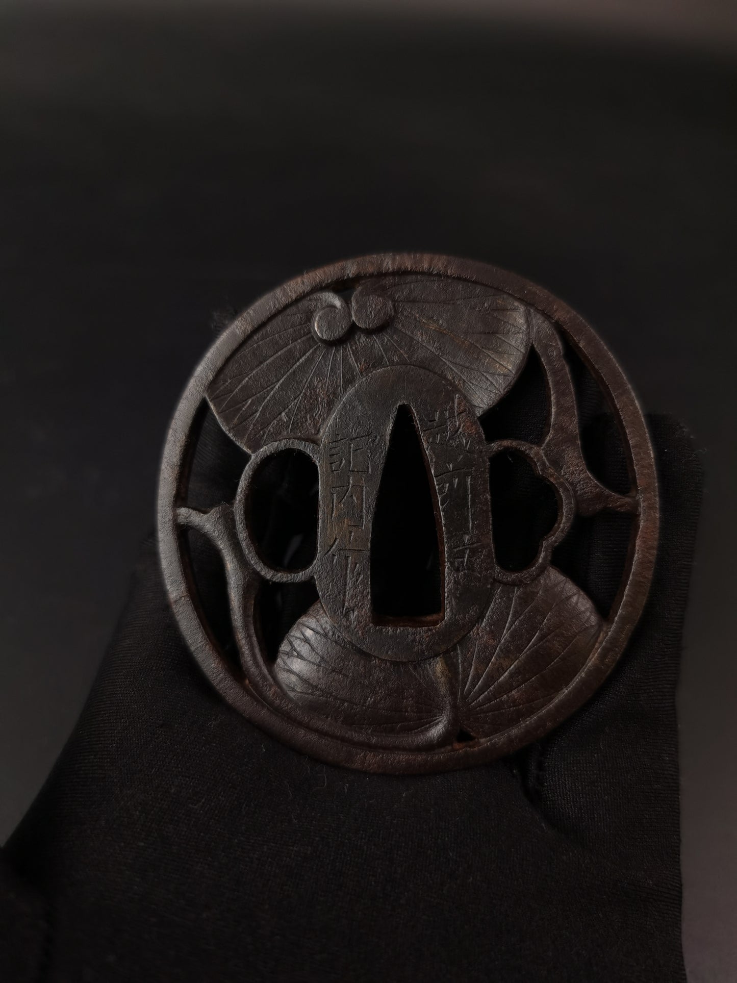 Japanese Type Sunflower leaves Pattern Tsuba for Wakziashi Edo Period Antique A288
