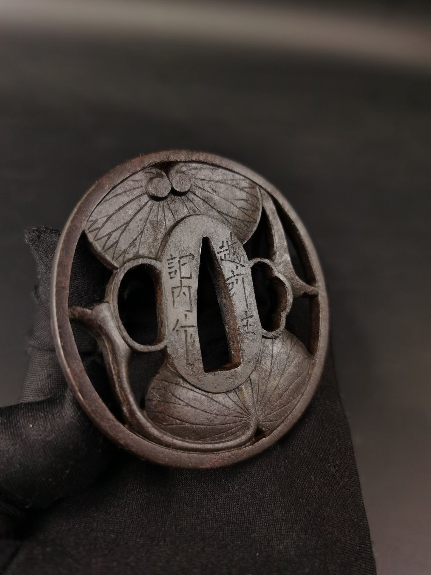 Japanese Type Sunflower leaves Pattern Tsuba for Wakziashi Edo Period Antique A288