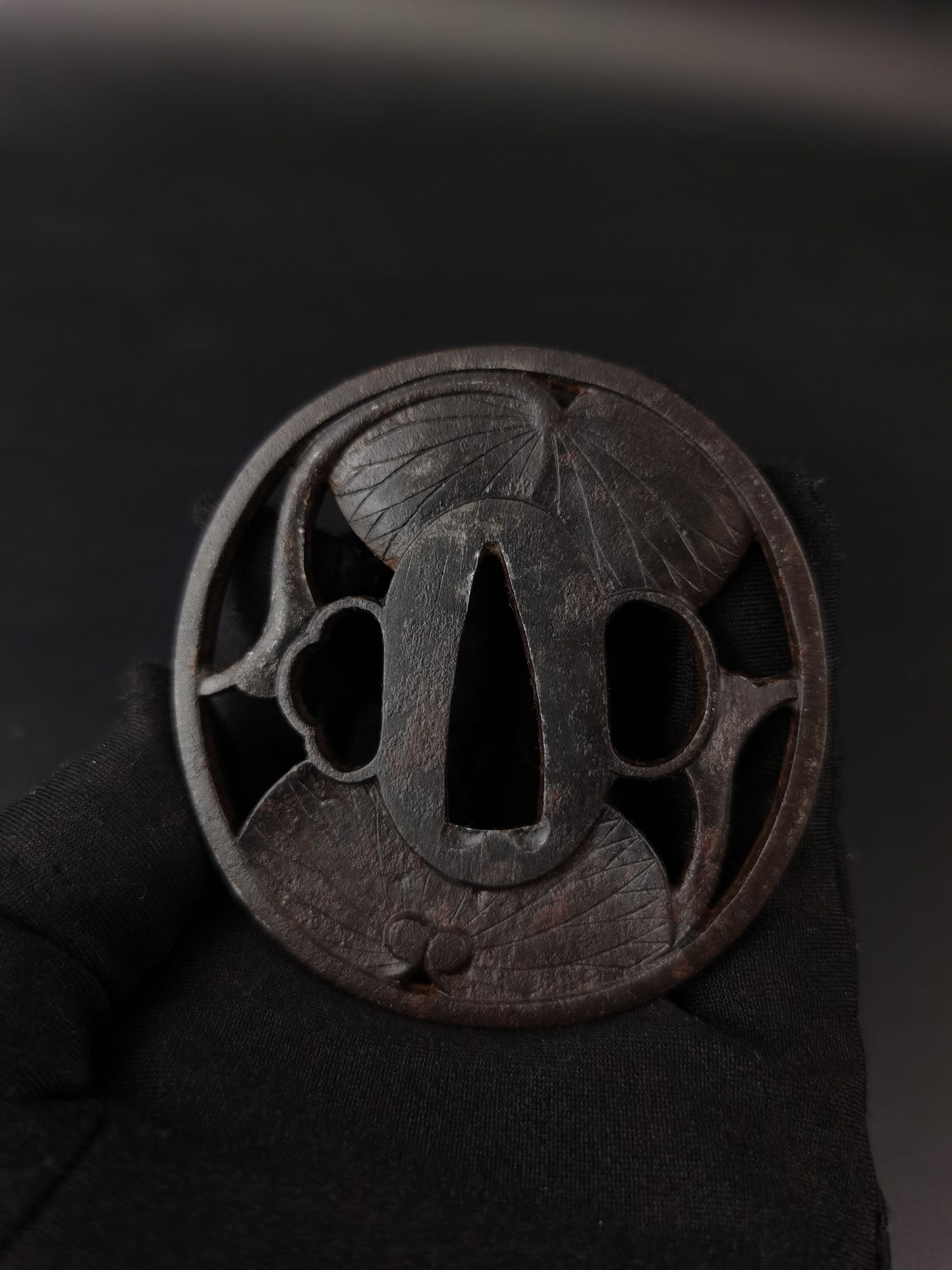 Japanese Type Sunflower leaves Pattern Tsuba for Wakziashi Edo Period Antique A288