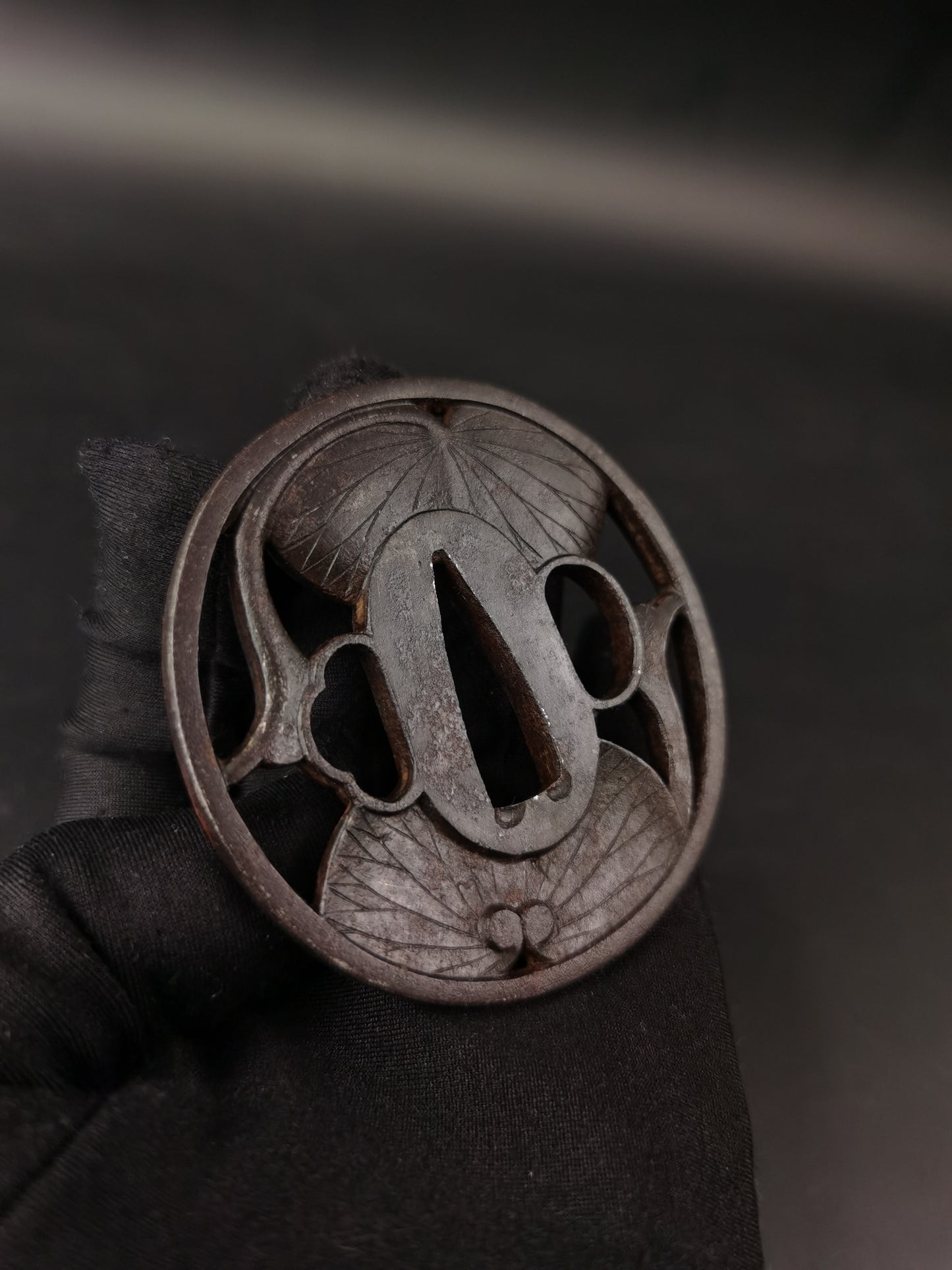 Japanese Type Sunflower leaves Pattern Tsuba for Wakziashi Edo Period Antique A288