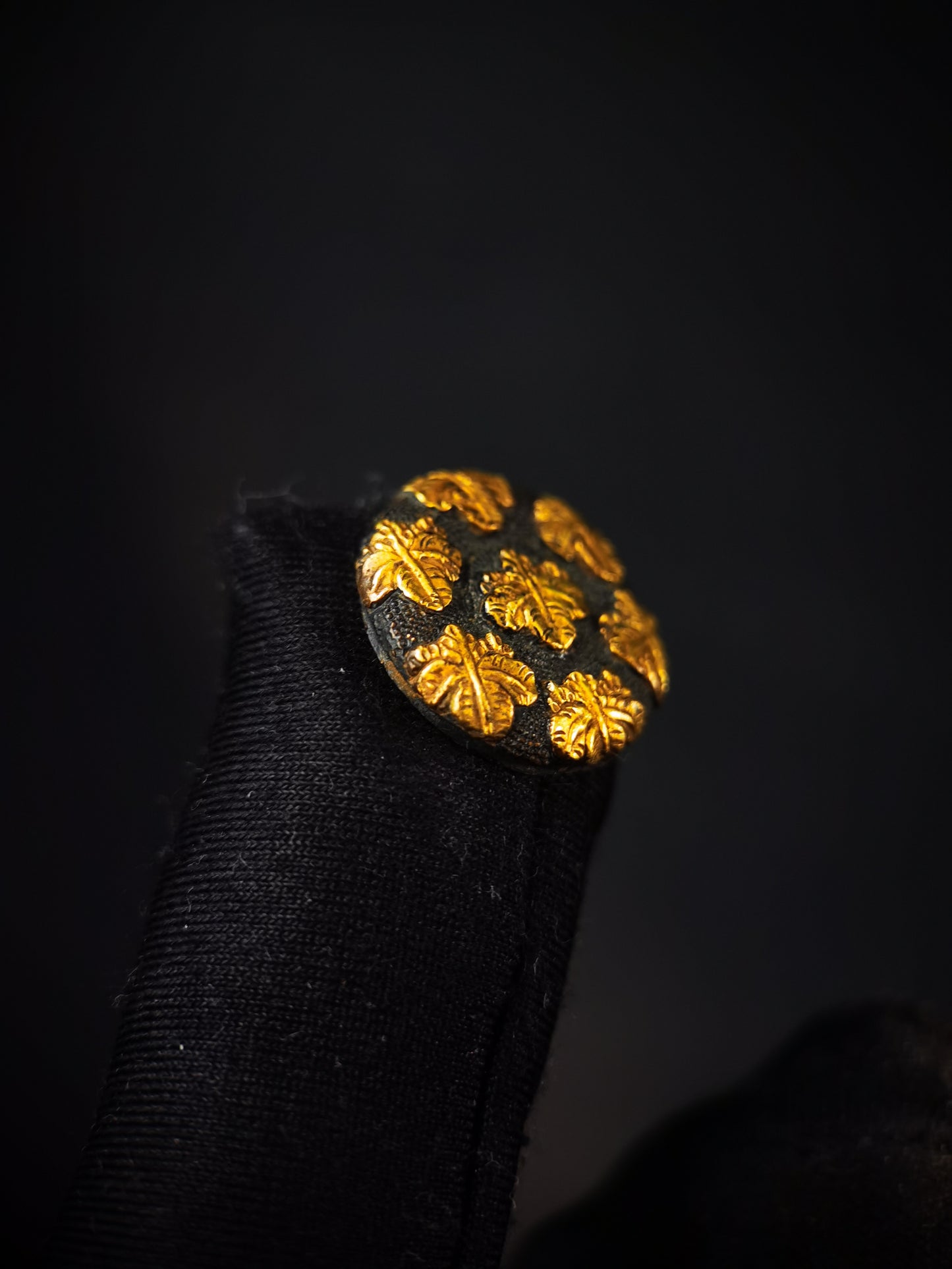 Japanese Kiri Mon Round Menuki for Wakziashi and Tanto Edo Period Antique C106