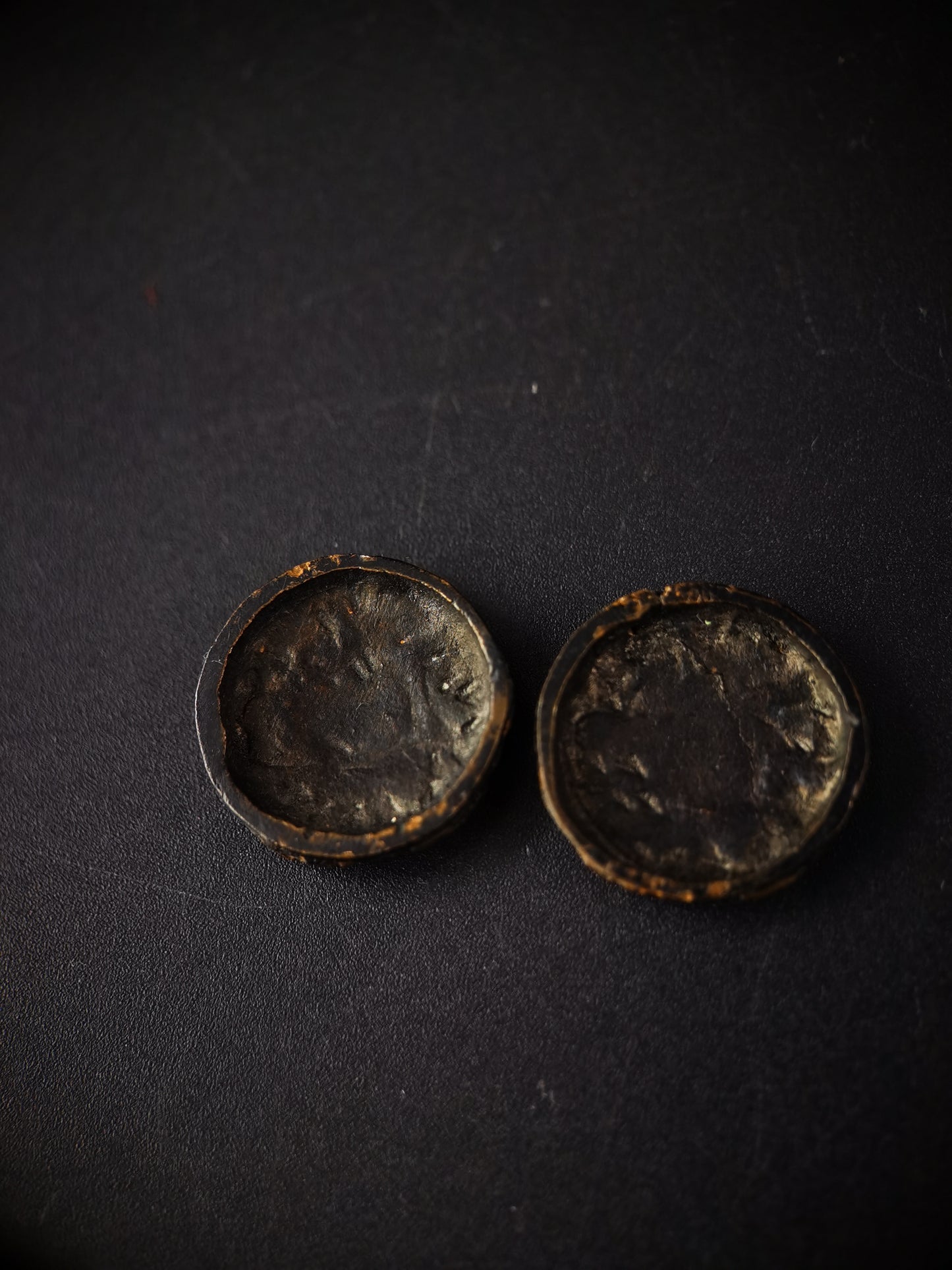 Japanese Kiri Mon Round Menuki for Wakziashi and Tanto Edo Period Antique C106