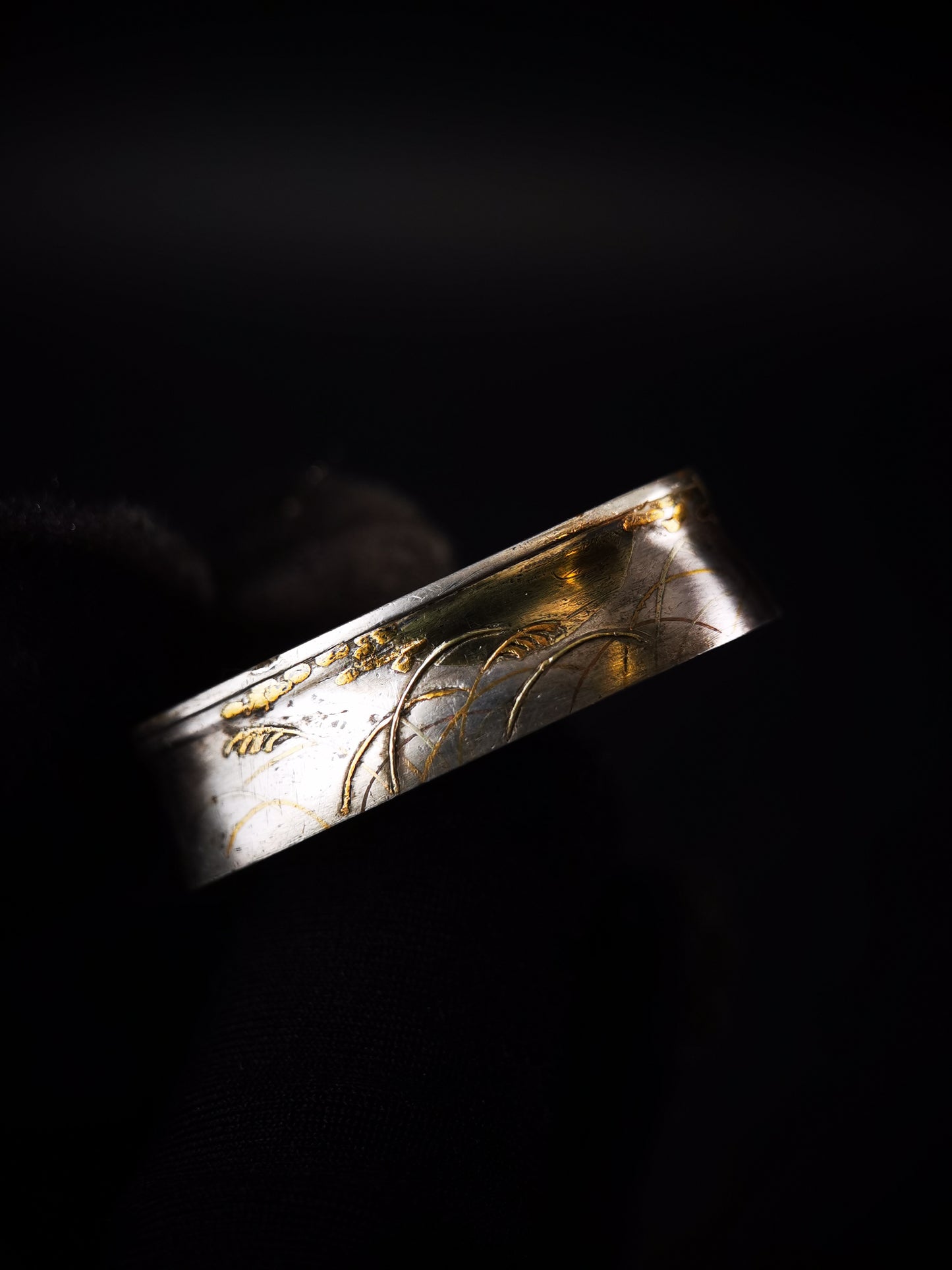 Japanese Reeds Under Moon Pattern Single Fuchi for Katana Wakziashi Edo Period Antique F197