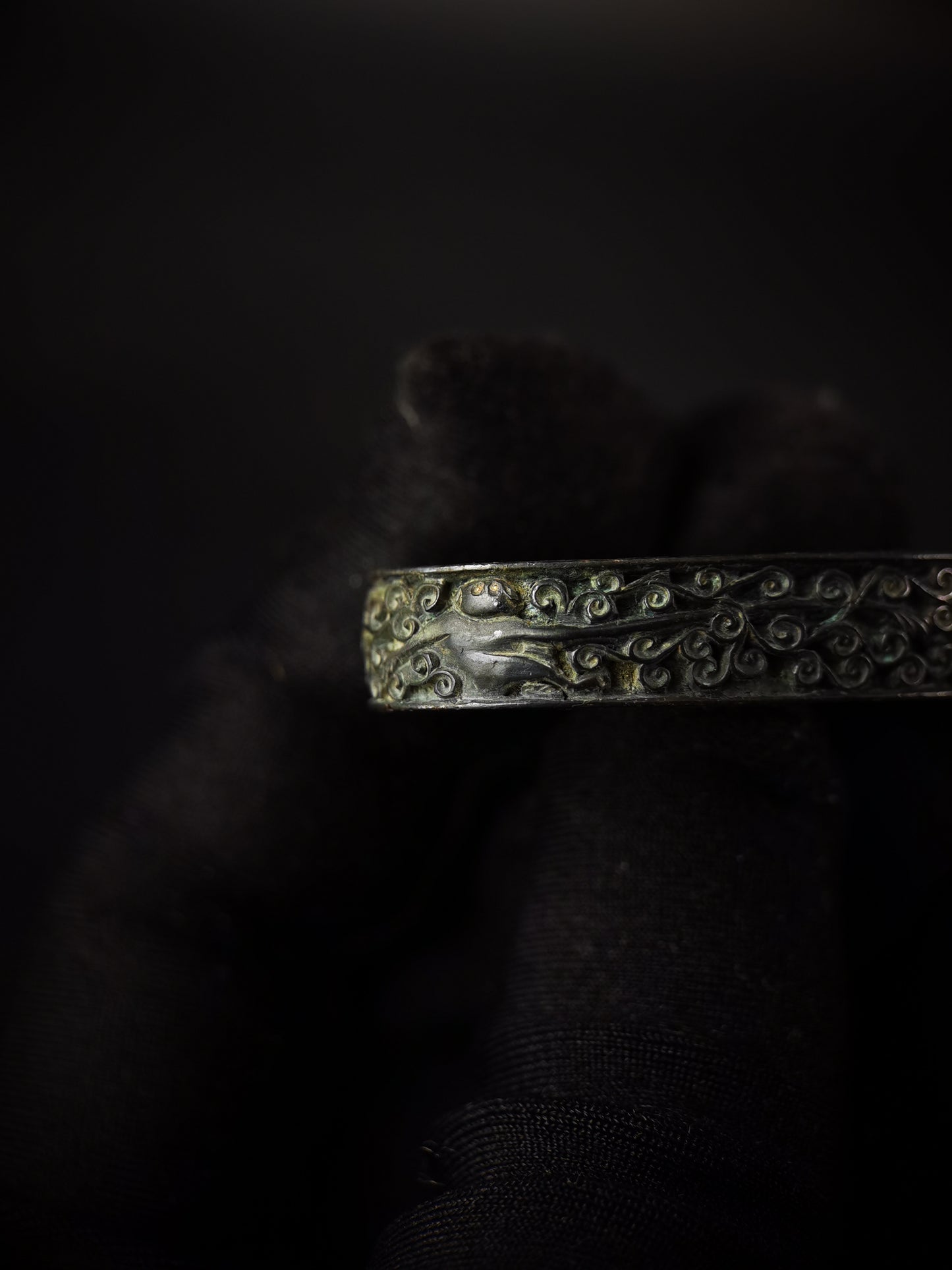 Japanese Eagle & Monkey with Arabesque Scroll Pattern Single Fuchi for Katana Wakziashi Edo Period Antique F198