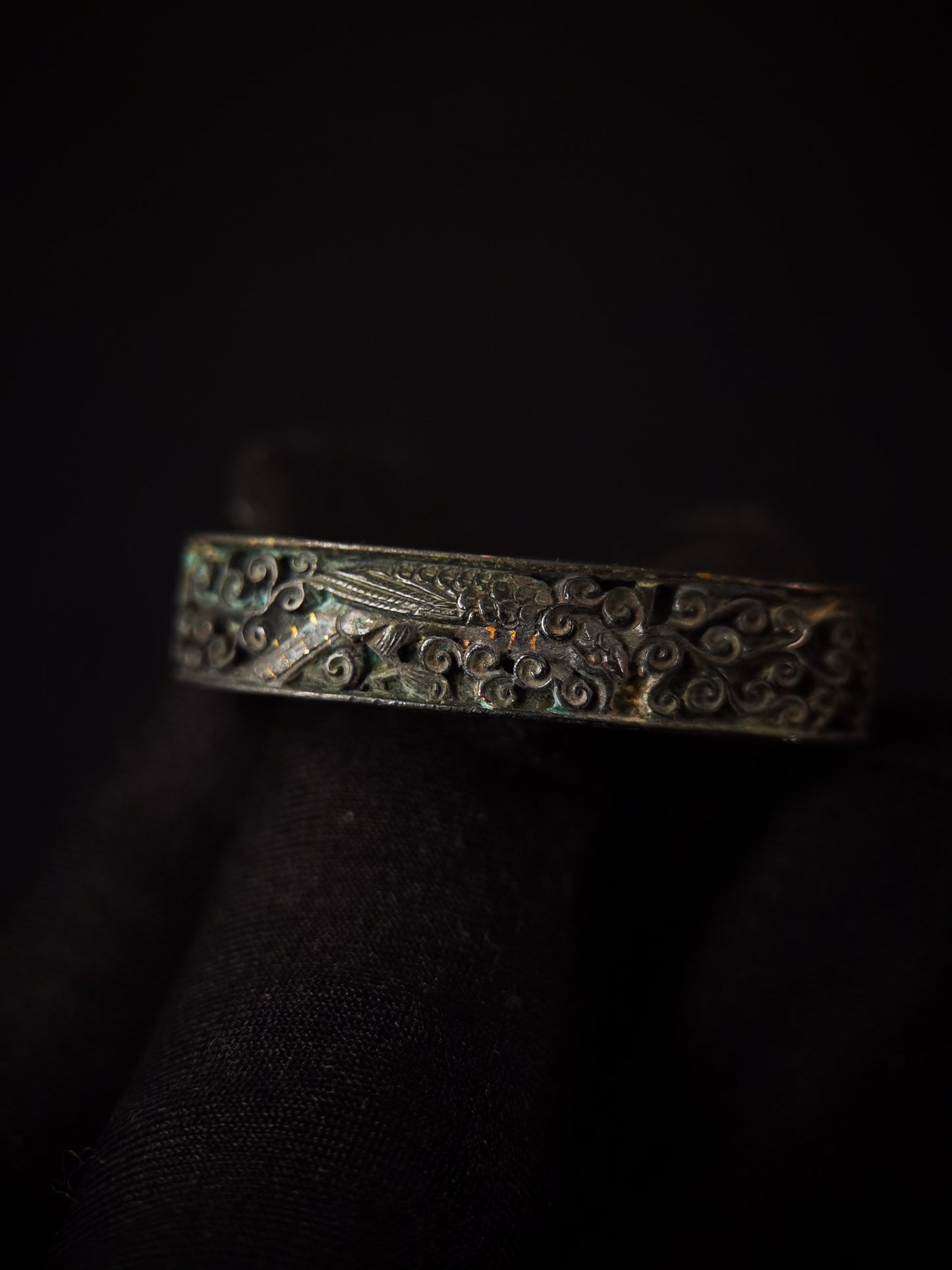 Japanese Eagle & Monkey with Arabesque Scroll Pattern Single Fuchi for Katana Wakziashi Edo Period Antique F198