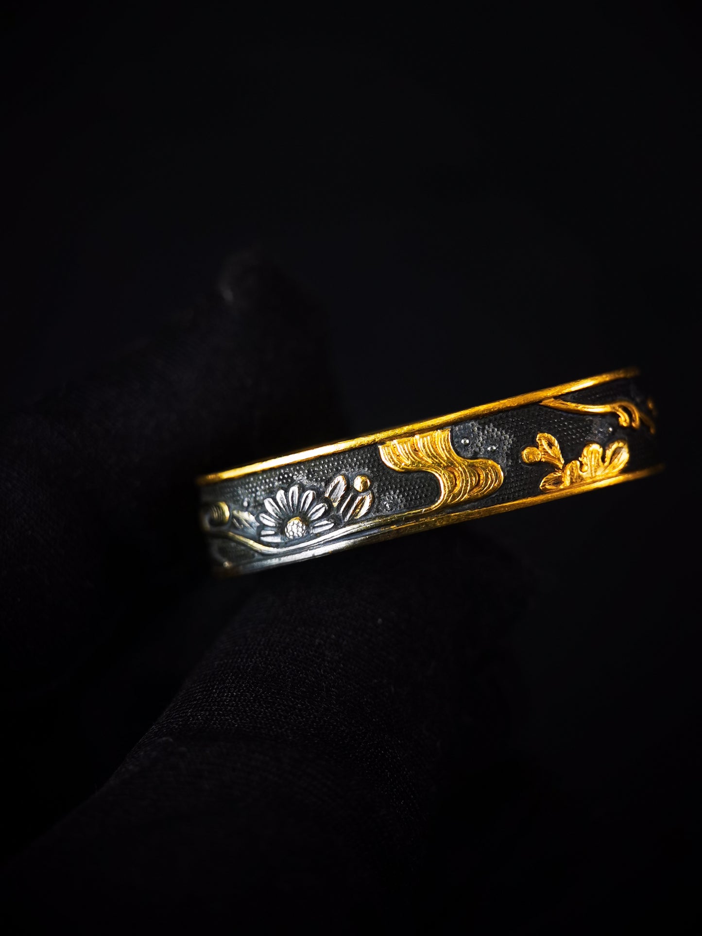 Japanese Chrysanthemums by Flowing Water Pattern Single Fuchi for Katana Wakziashi Edo Period Antique F199