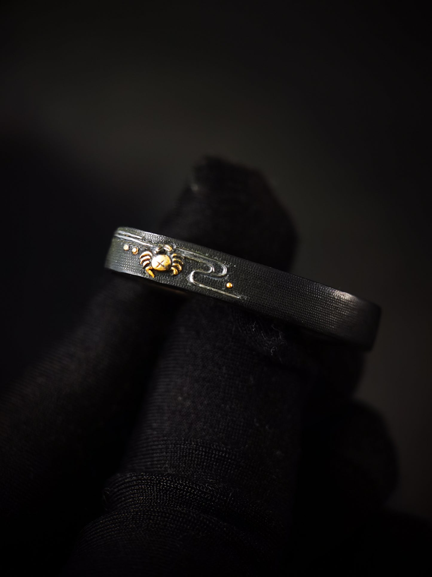 Japanese Crabs in Flowing Water Pattern Single Fuchi for Katana Wakziashi Edo Period Antique F200