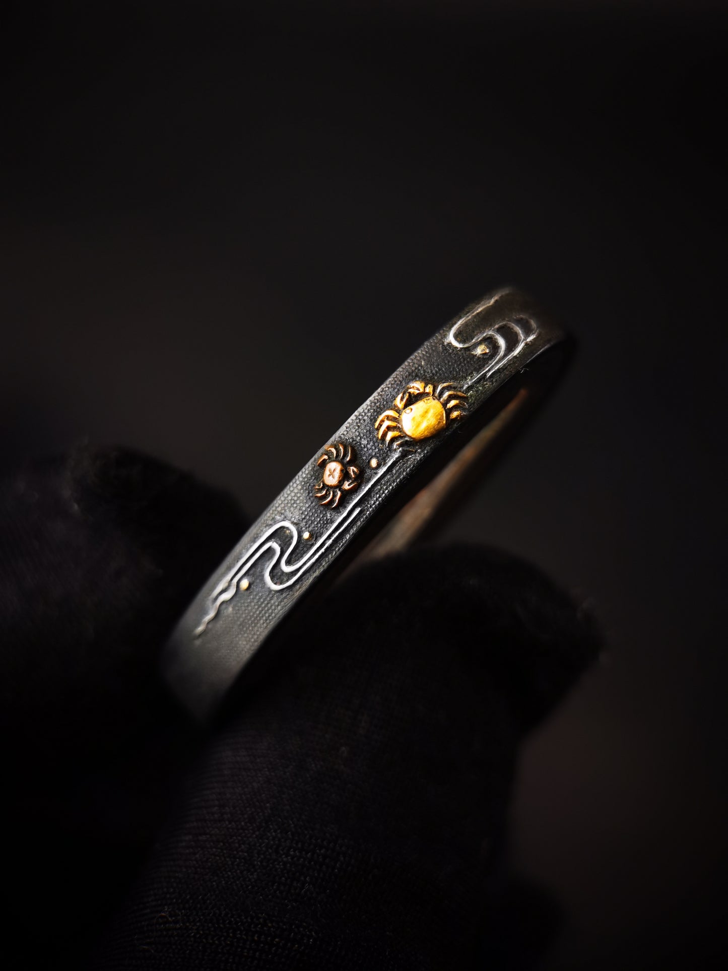 Japanese Crabs in Flowing Water Pattern Single Fuchi for Katana Wakziashi Edo Period Antique F200