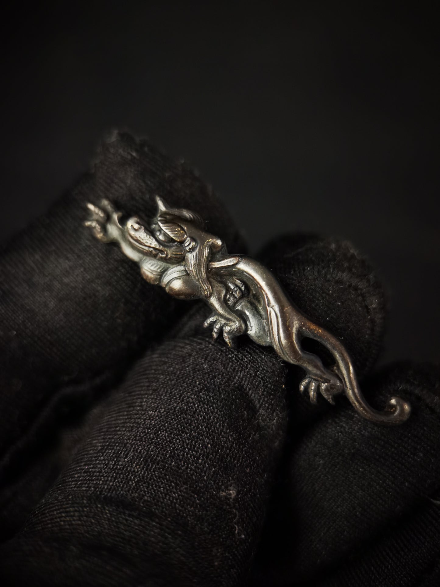Japanese Type Small Black Rain Dragon Menuki for wakziashi Y012