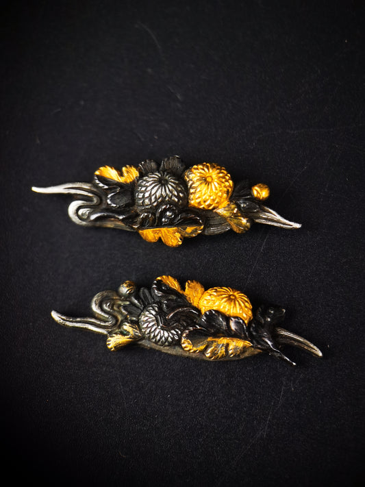 Japanese Chrysanthemums and Flowing Water Menuki for Katana Wakziashi and Tanto Edo Period Antique C111