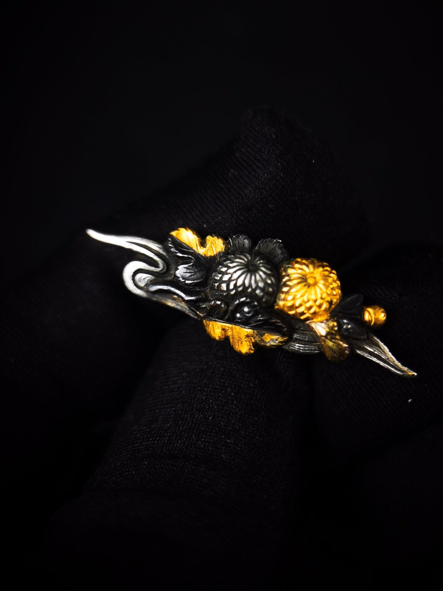 Japanese Chrysanthemums and Flowing Water Menuki for Katana Wakziashi and Tanto Edo Period Antique C111