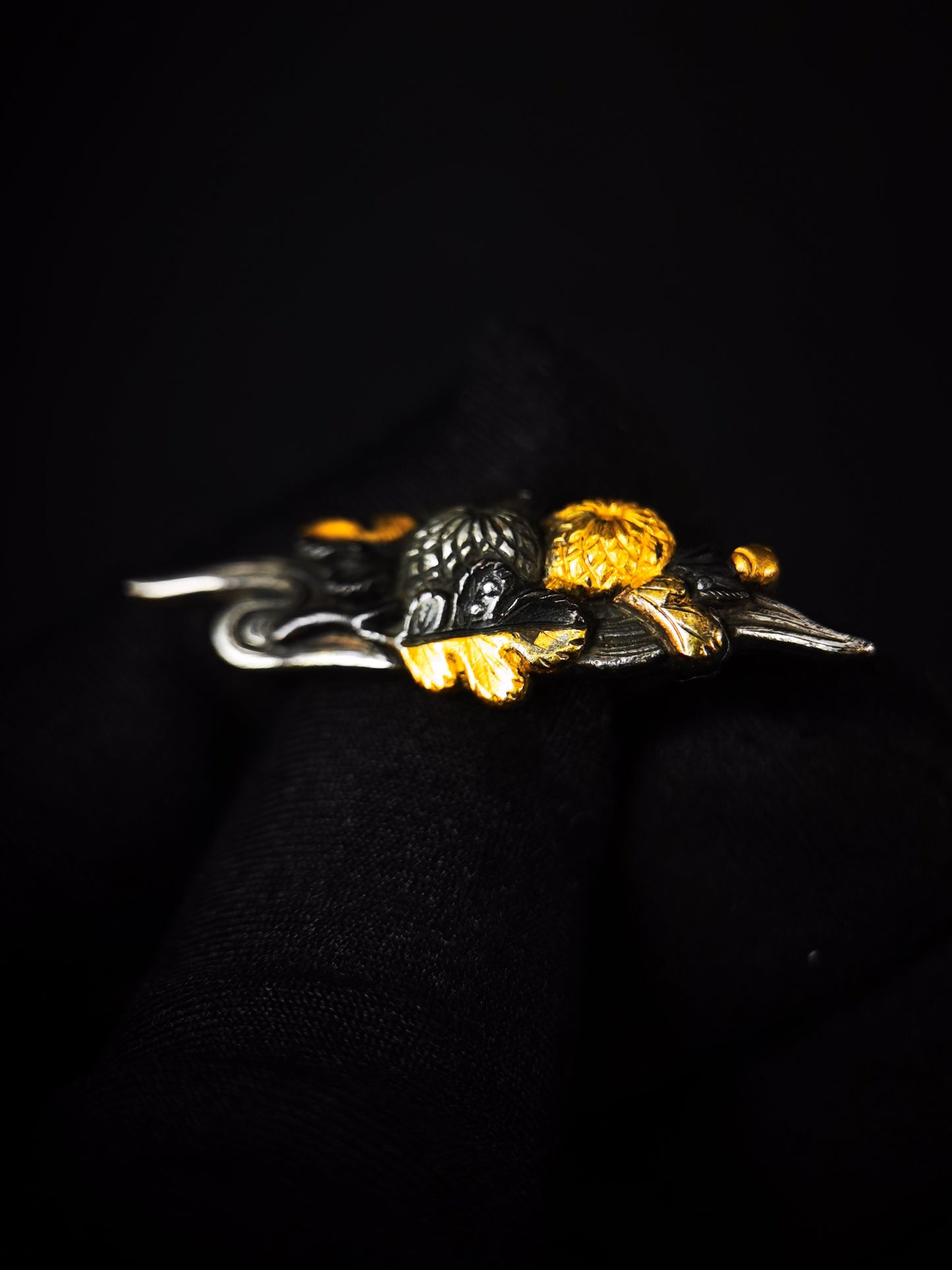 Japanese Chrysanthemums and Flowing Water Menuki for Katana Wakziashi and Tanto Edo Period Antique C111