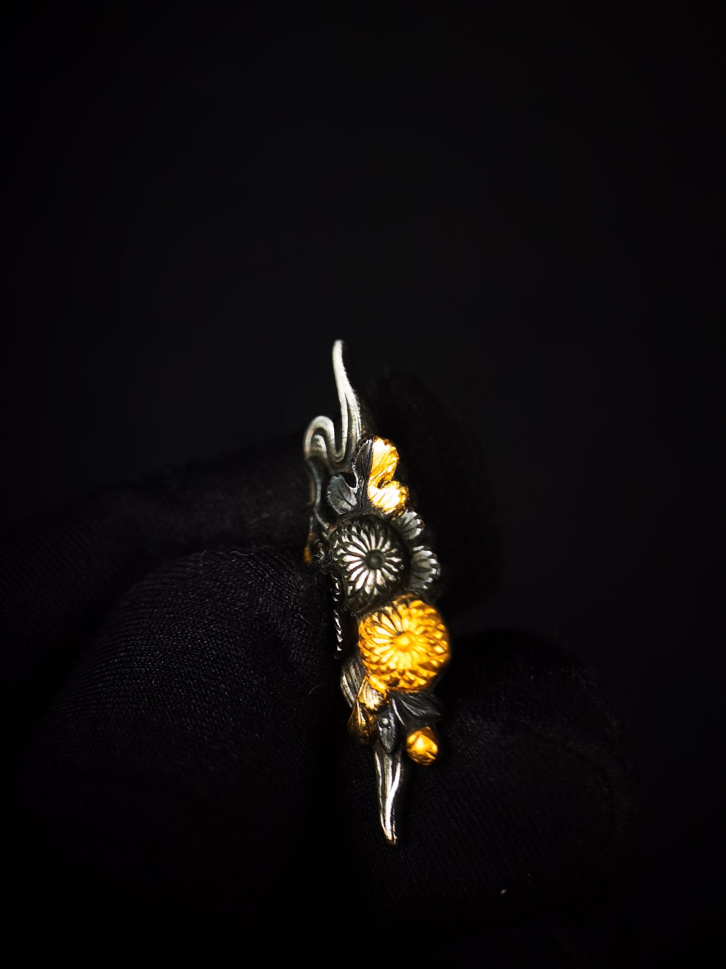 Japanese Chrysanthemums and Flowing Water Menuki for Katana Wakziashi and Tanto Edo Period Antique C111