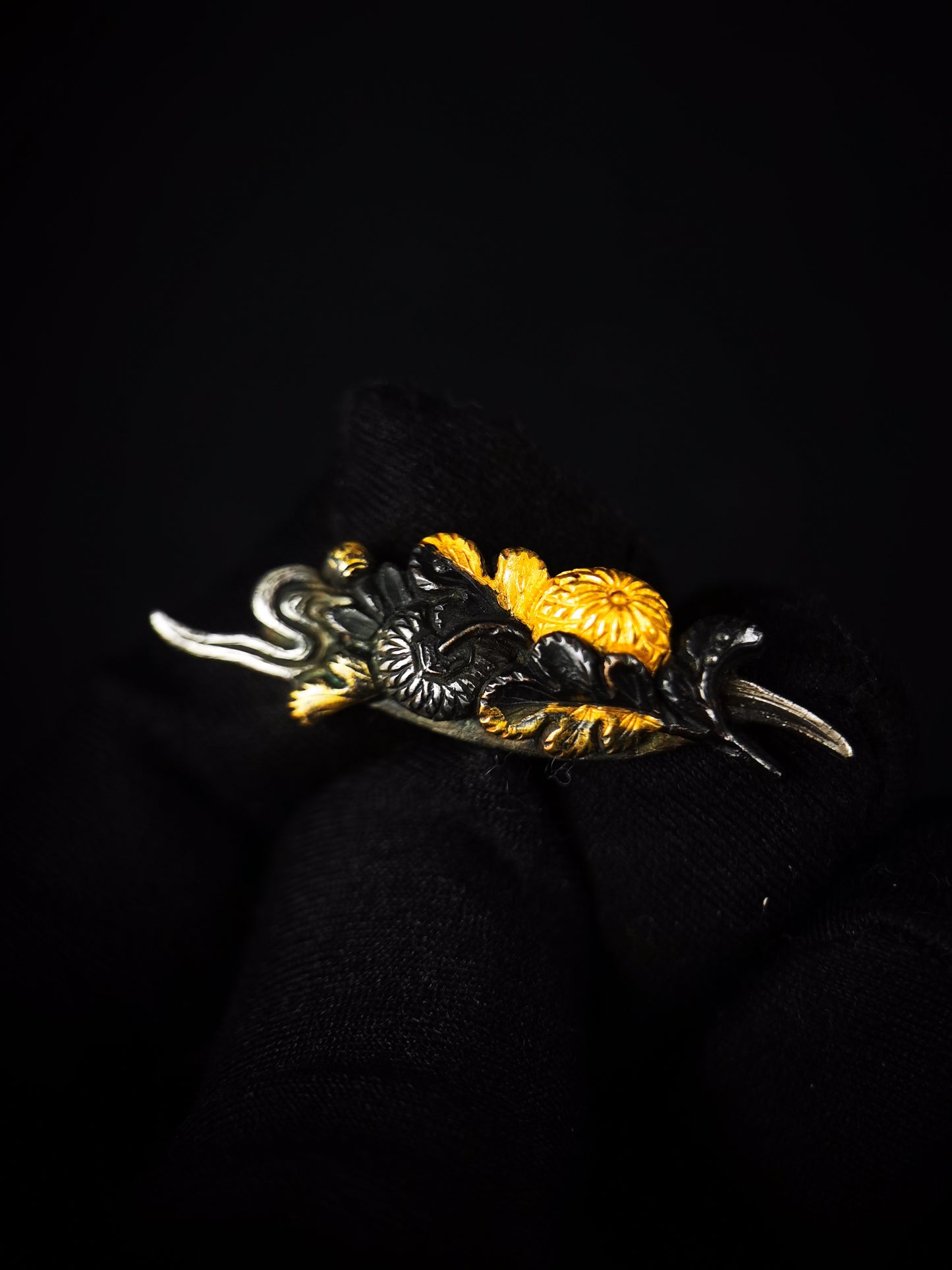 Japanese Chrysanthemums and Flowing Water Menuki for Katana Wakziashi and Tanto Edo Period Antique C111