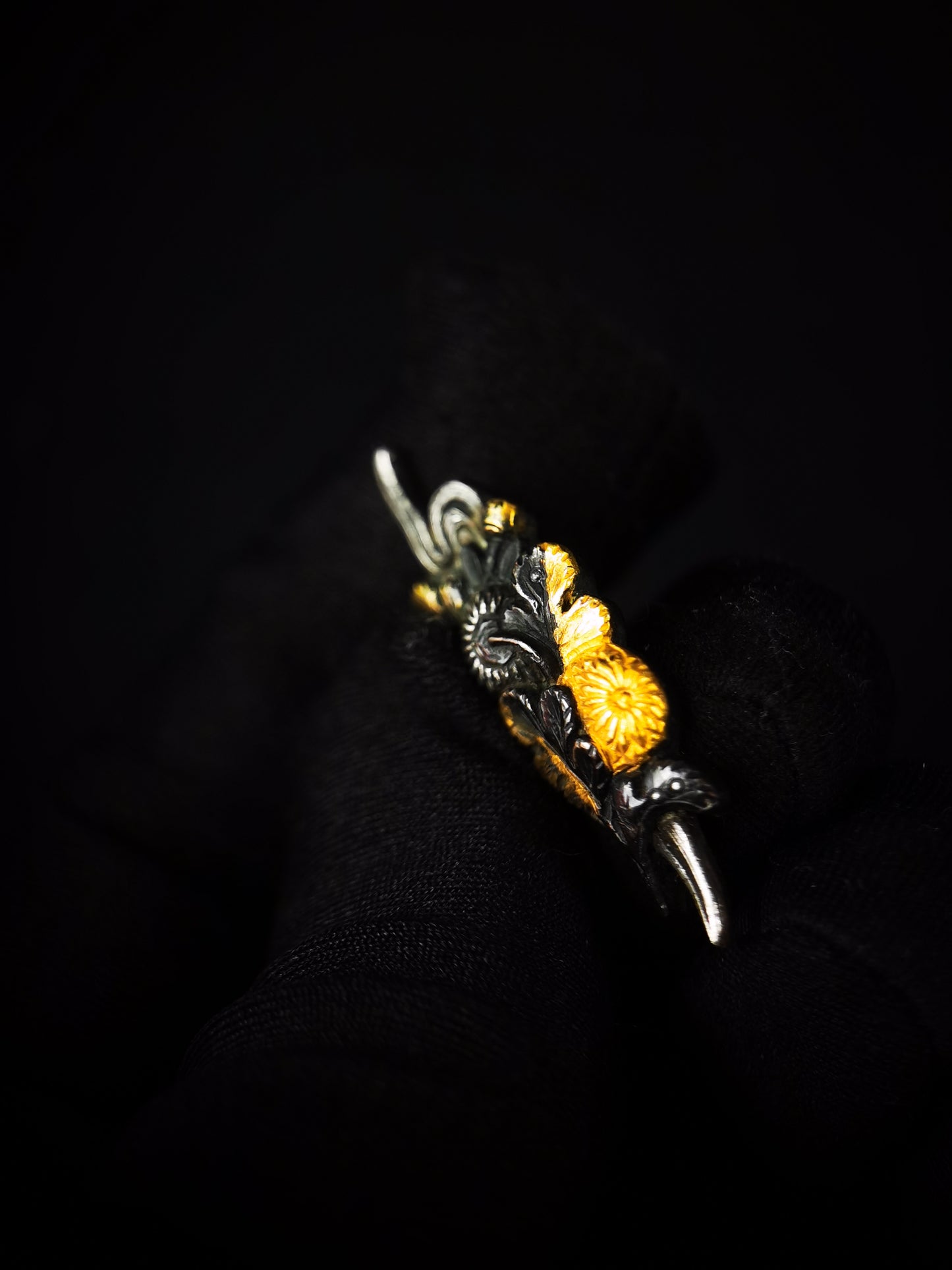 Japanese Chrysanthemums and Flowing Water Menuki for Katana Wakziashi and Tanto Edo Period Antique C111