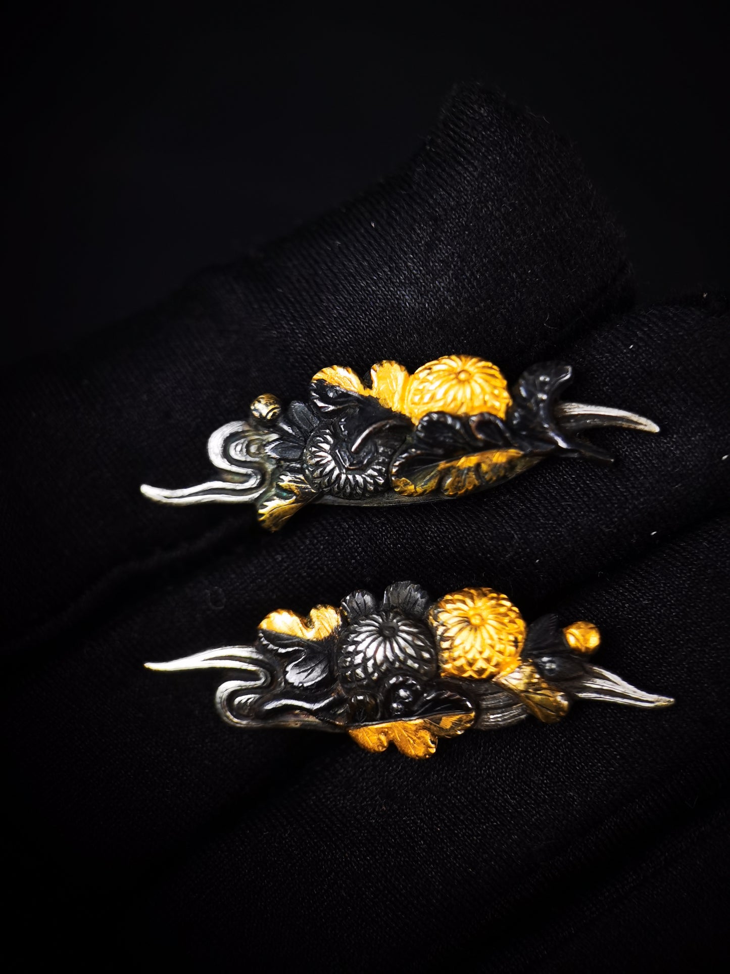 Japanese Chrysanthemums and Flowing Water Menuki for Katana Wakziashi and Tanto Edo Period Antique C111