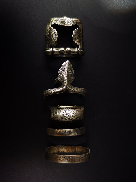 Japanese Pure Silver Karakusa Scroll Motif Mtching Set for Hand-Tachi Edo Period Antique E010