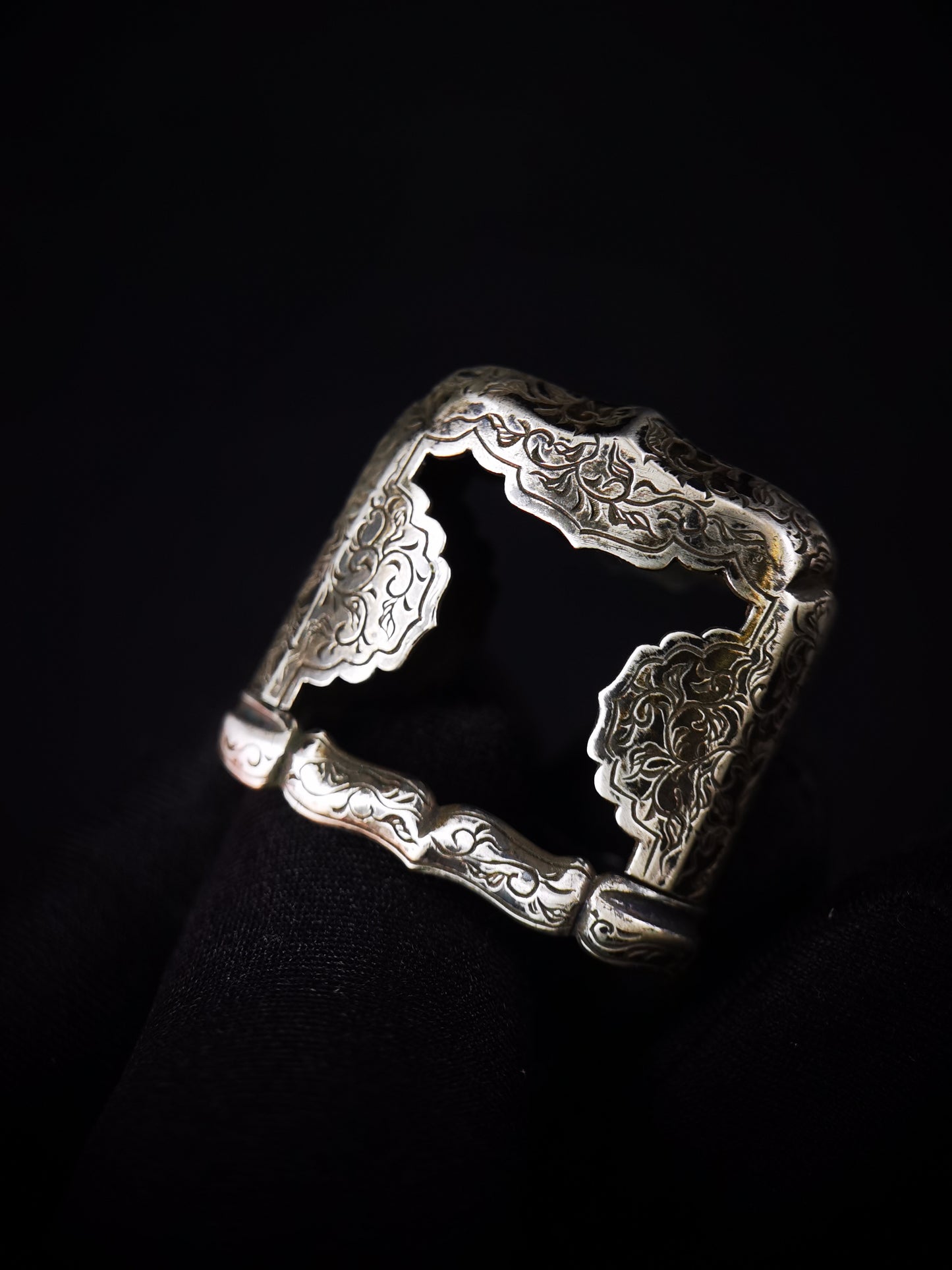 Japanese Pure Silver Karakusa Scroll Motif Mtching Set for Hand-Tachi Edo Period Antique E010