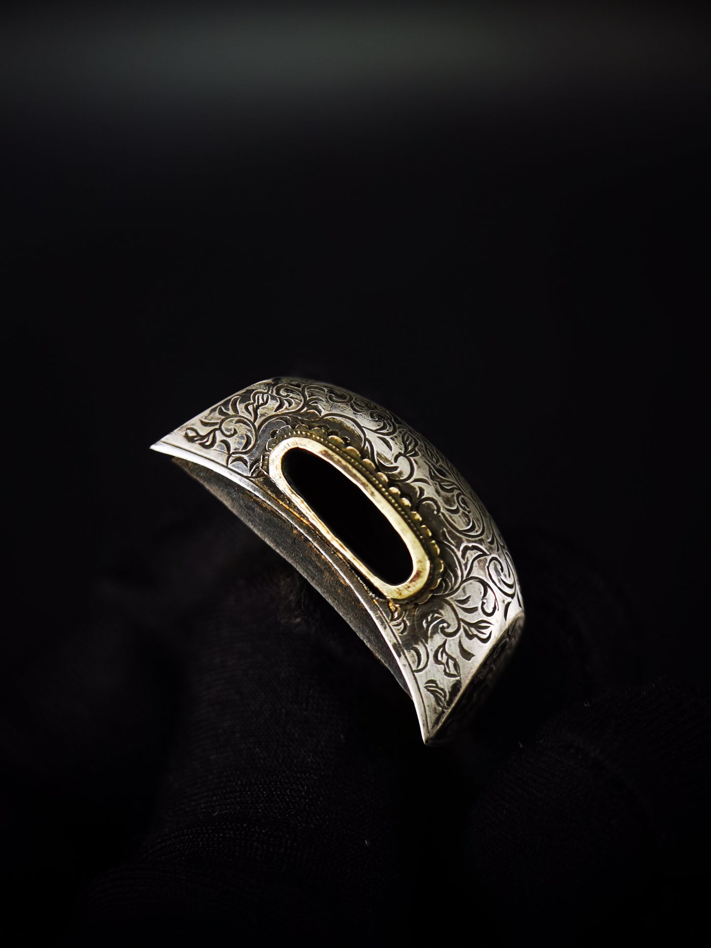 Japanese Pure Silver Karakusa Scroll Motif Mtching Set for Hand-Tachi Edo Period Antique E010