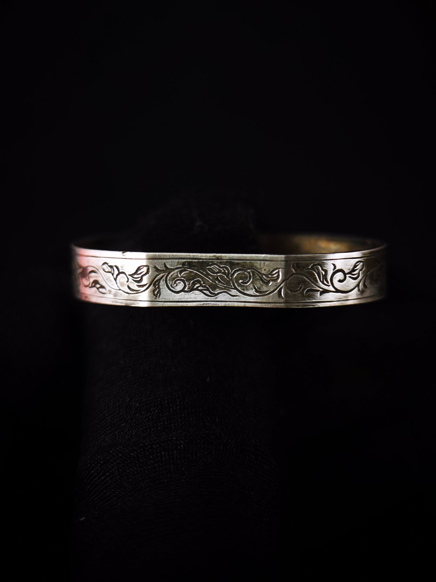 Japanese Pure Silver Karakusa Scroll Motif Mtching Set for Hand-Tachi Edo Period Antique E010