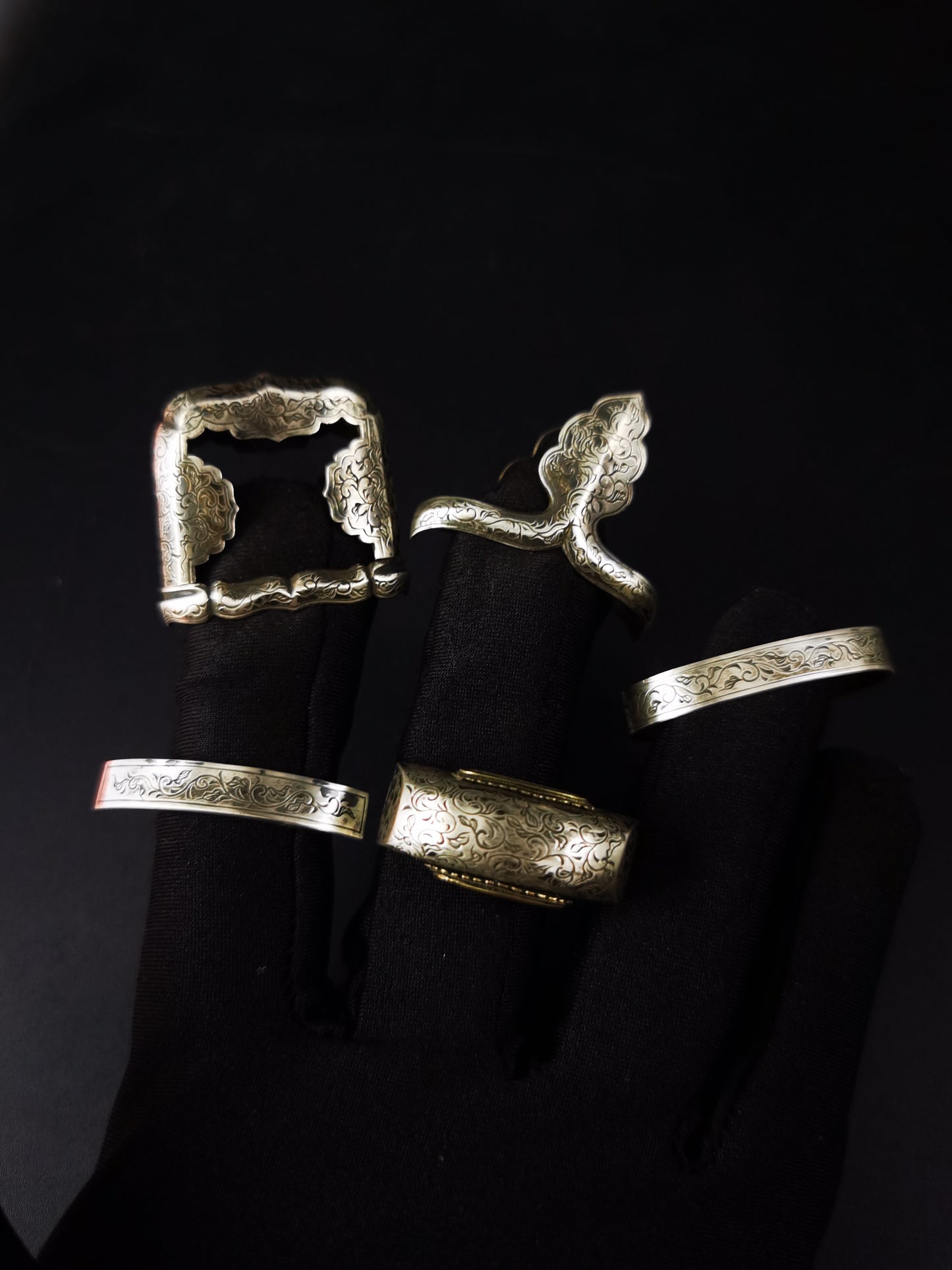 Japanese Pure Silver Karakusa Scroll Motif Mtching Set for Hand-Tachi Edo Period Antique E010