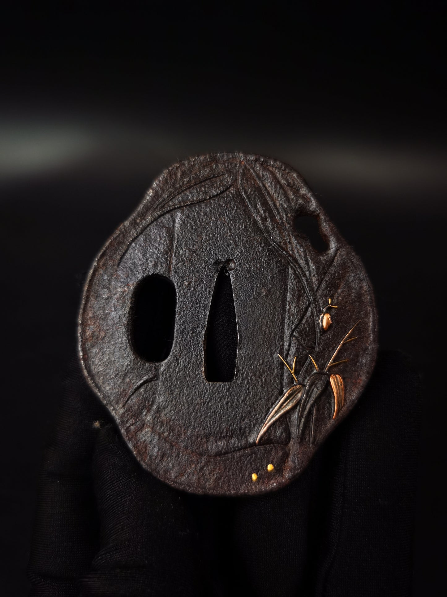 Japanese Snail on Leaves pattern Tsuba for wakziashi and tanto Edo period antique A317