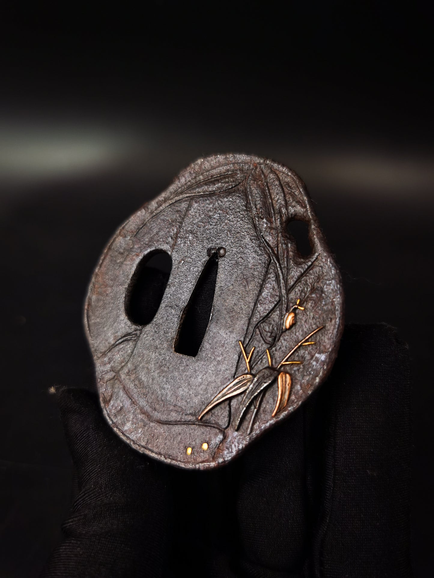 Japanese Snail on Leaves pattern Tsuba for wakziashi and tanto Edo period antique A317