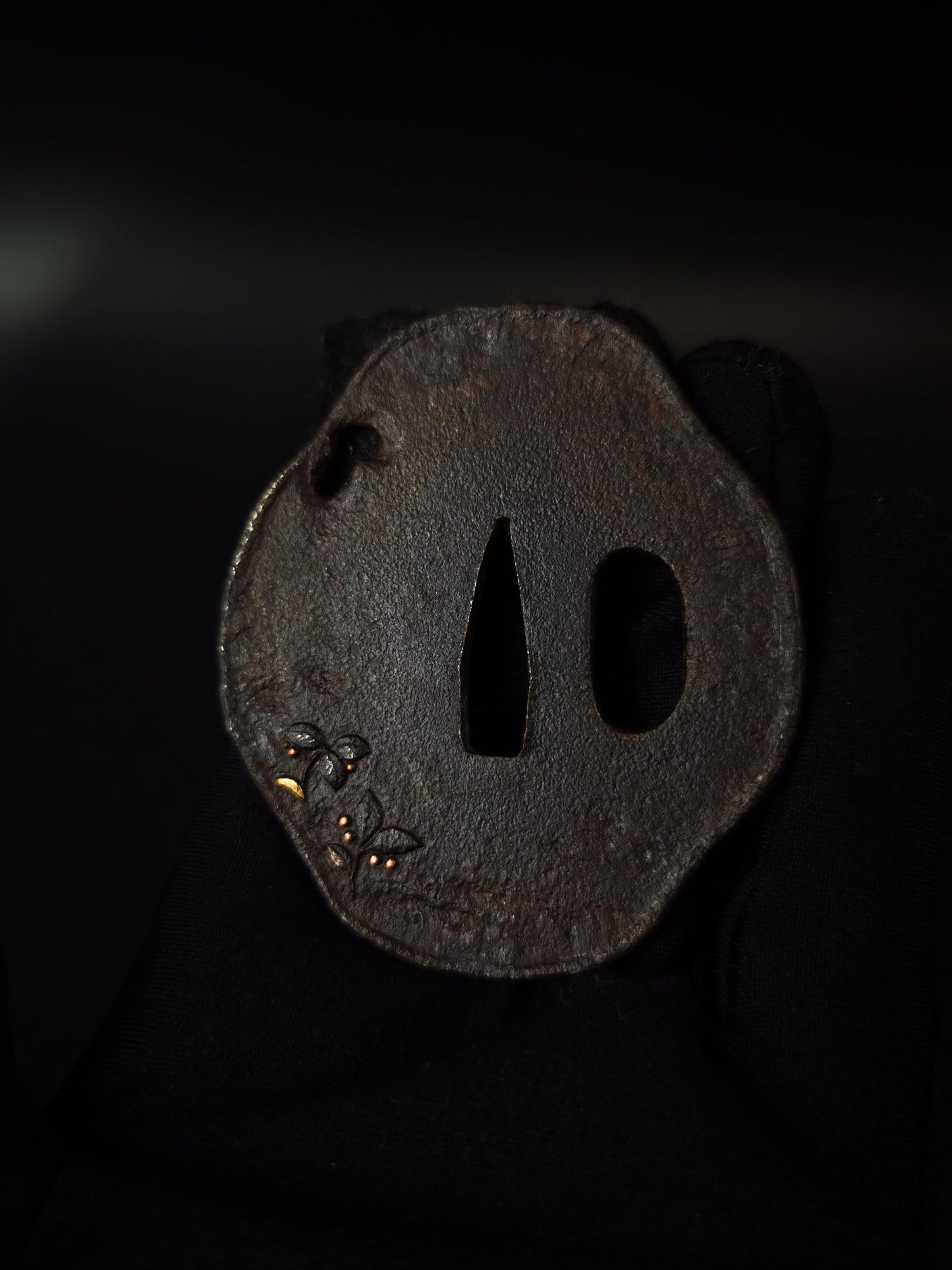 Japanese Snail on Leaves pattern Tsuba for wakziashi and tanto Edo period antique A317