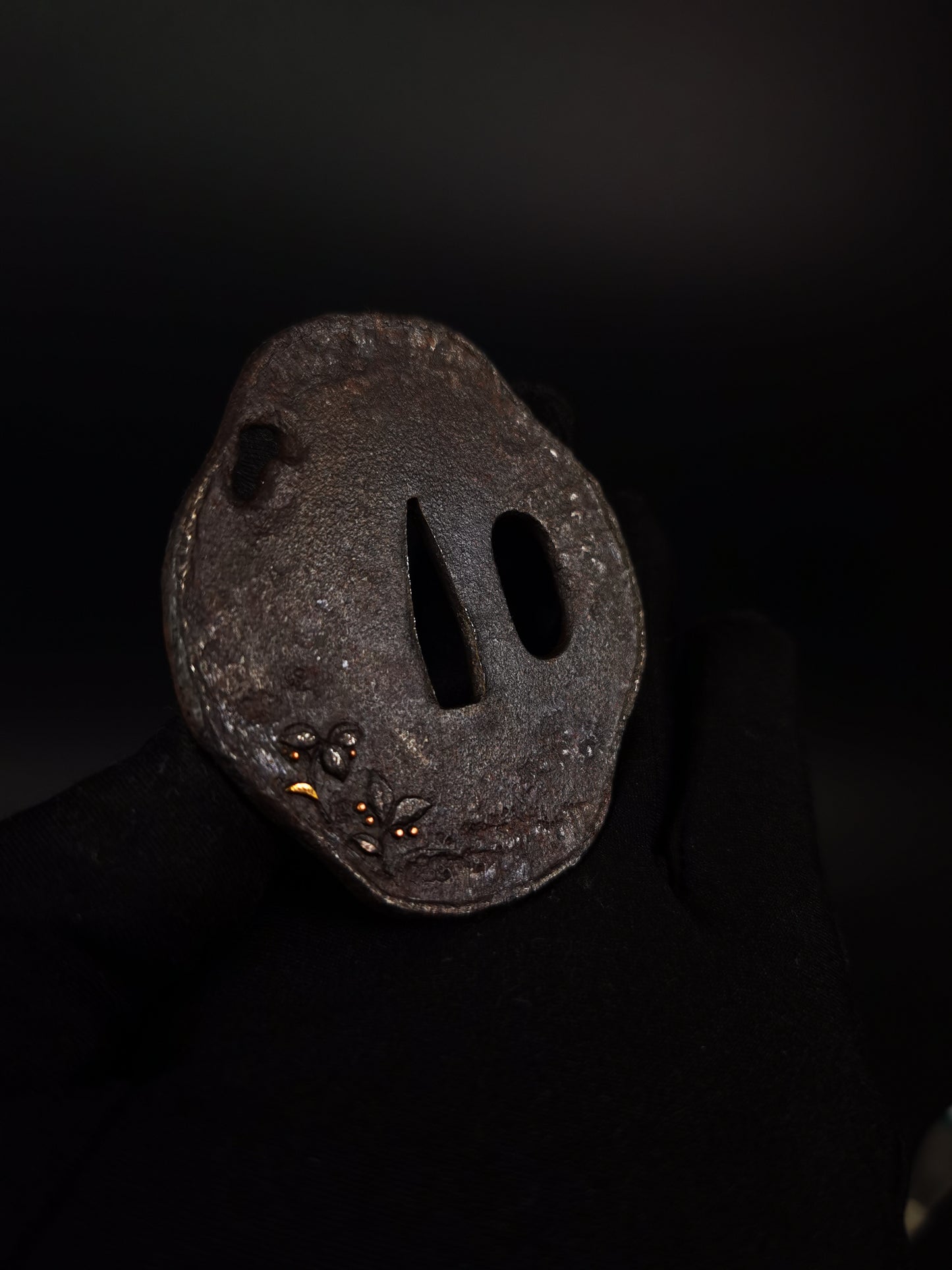 Japanese Snail on Leaves pattern Tsuba for wakziashi and tanto Edo period antique A317