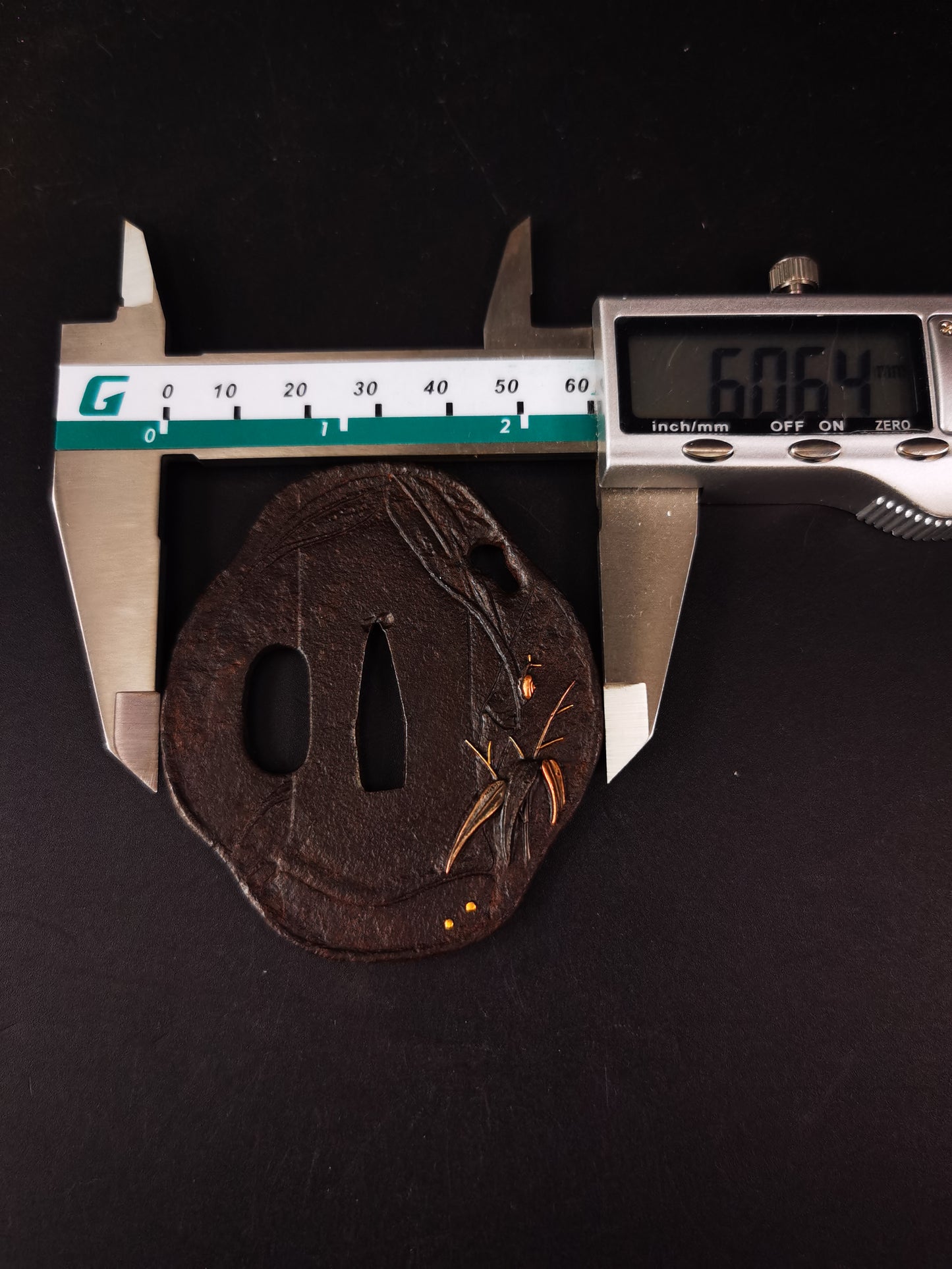 Japanese Snail on Leaves pattern Tsuba for wakziashi and tanto Edo period antique A317