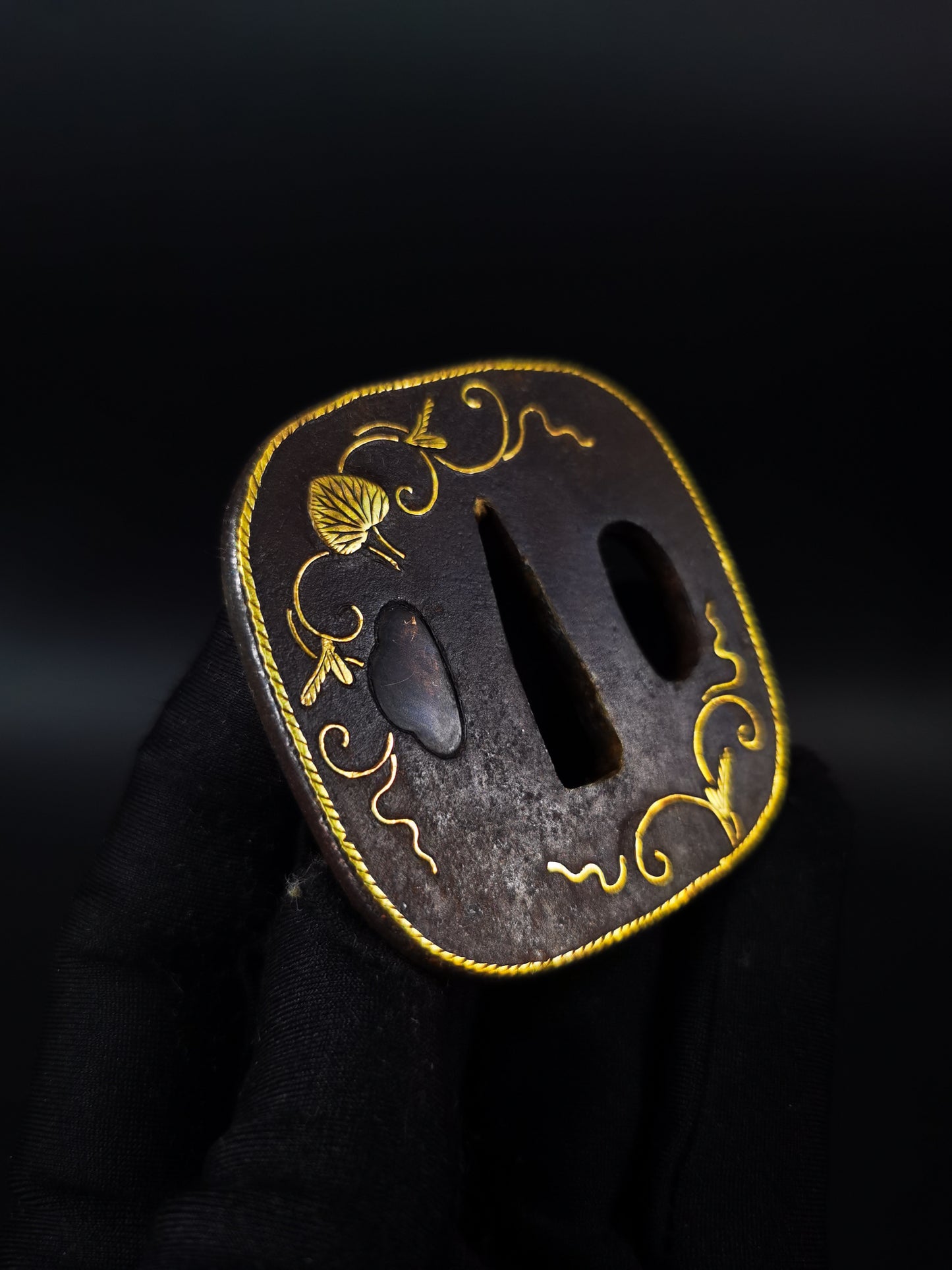 Japanese Aoi Leaf pattern Tsuba for wakziashi and tanto Edo period antique A318
