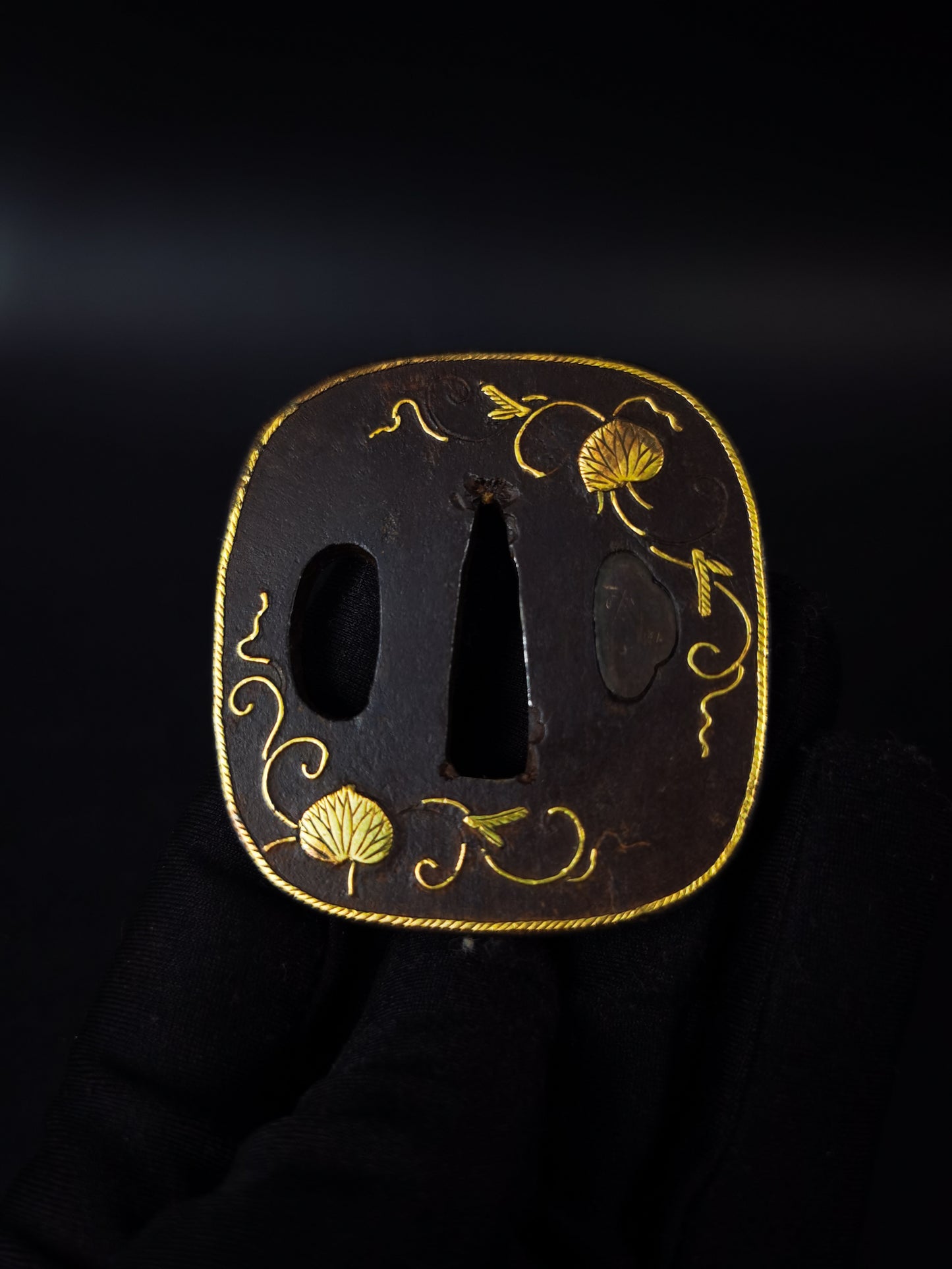 Japanese Aoi Leaf pattern Tsuba for wakziashi and tanto Edo period antique A318