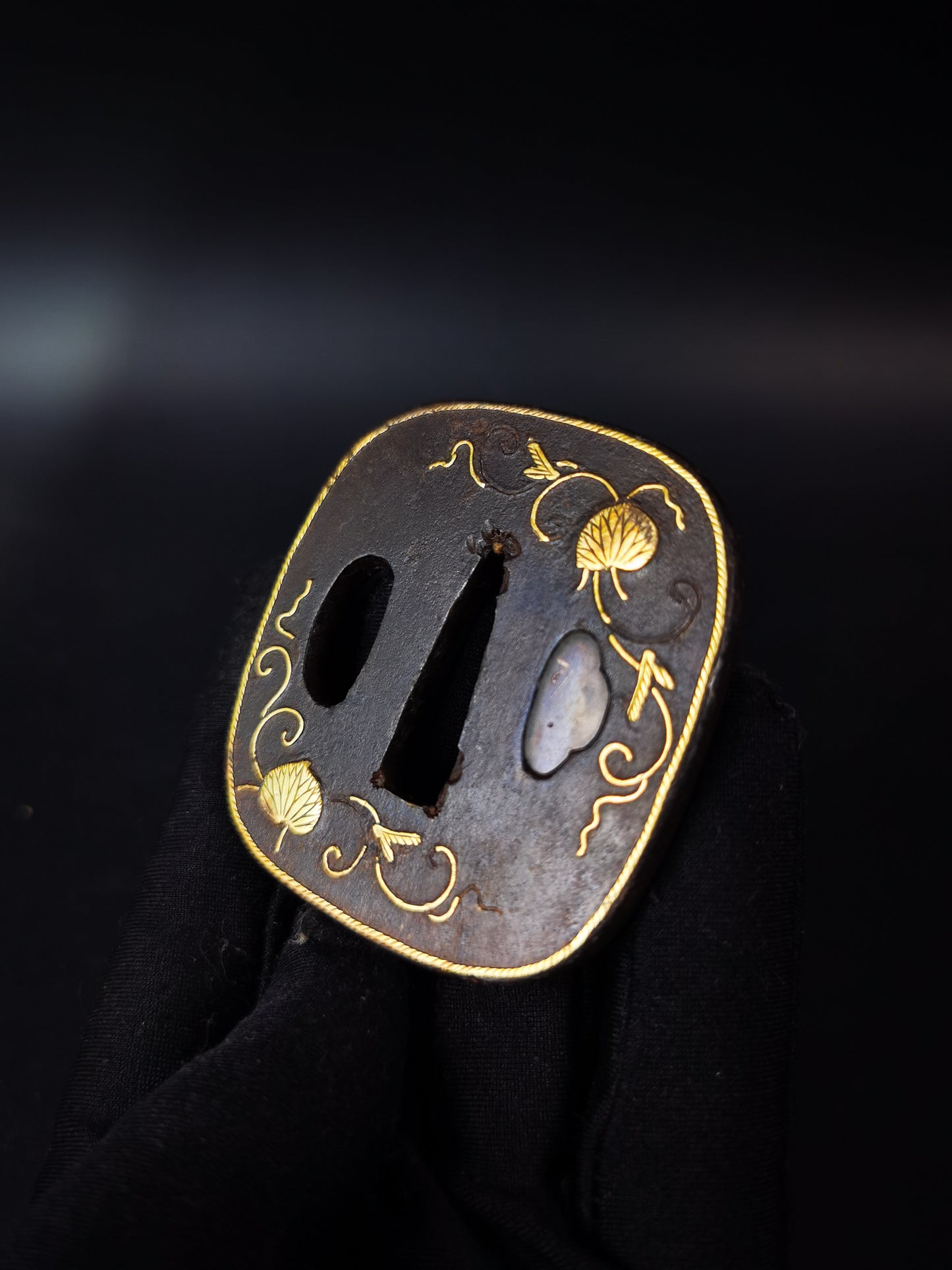 Japanese Aoi Leaf pattern Tsuba for wakziashi and tanto Edo period antique A318