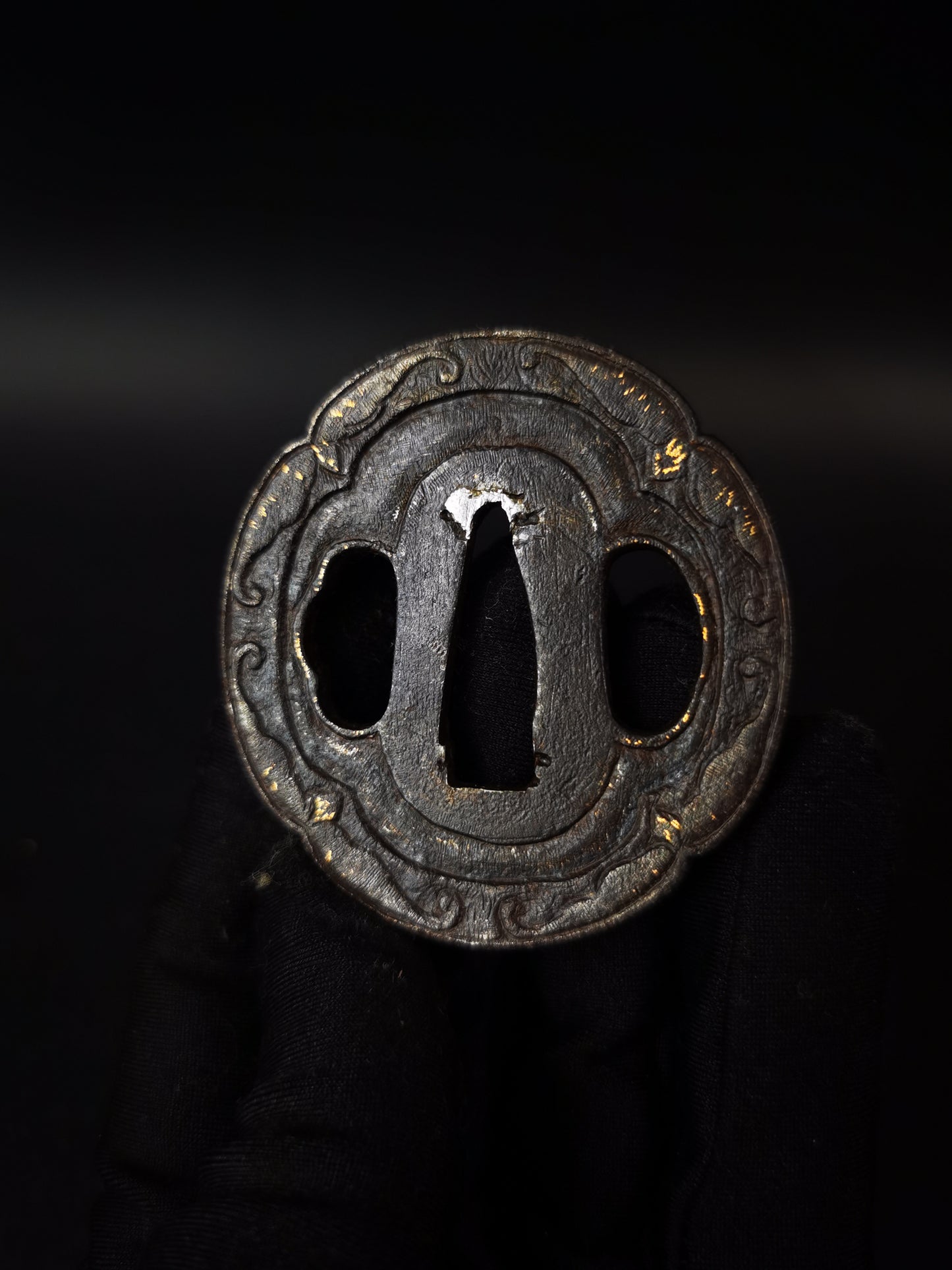 Japanese Bat Relief pattern Tsuba for wakziashi and tanto Edo period antique A319