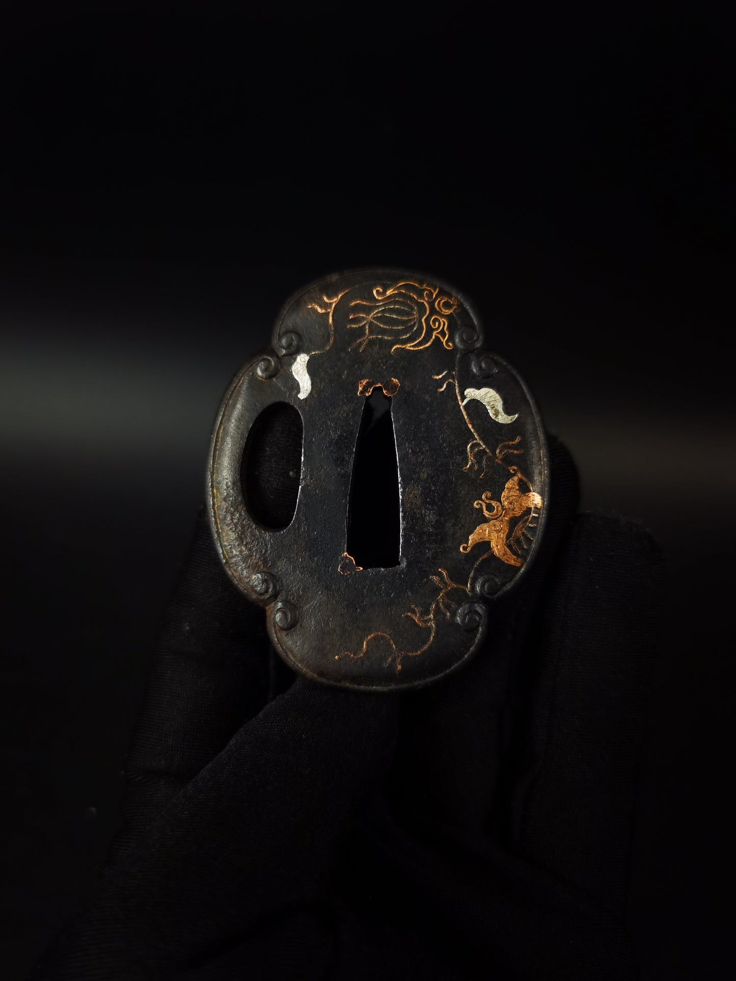 Japanese Flower and Vine pattern Tsuba for wakziashi and tanto Edo period antique A320