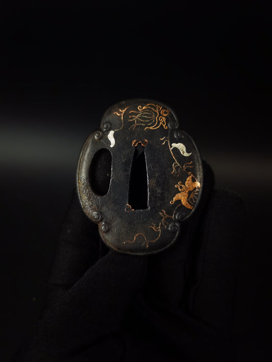 Japanese Flower and Vine pattern Tsuba for wakziashi and tanto Edo period antique A320
