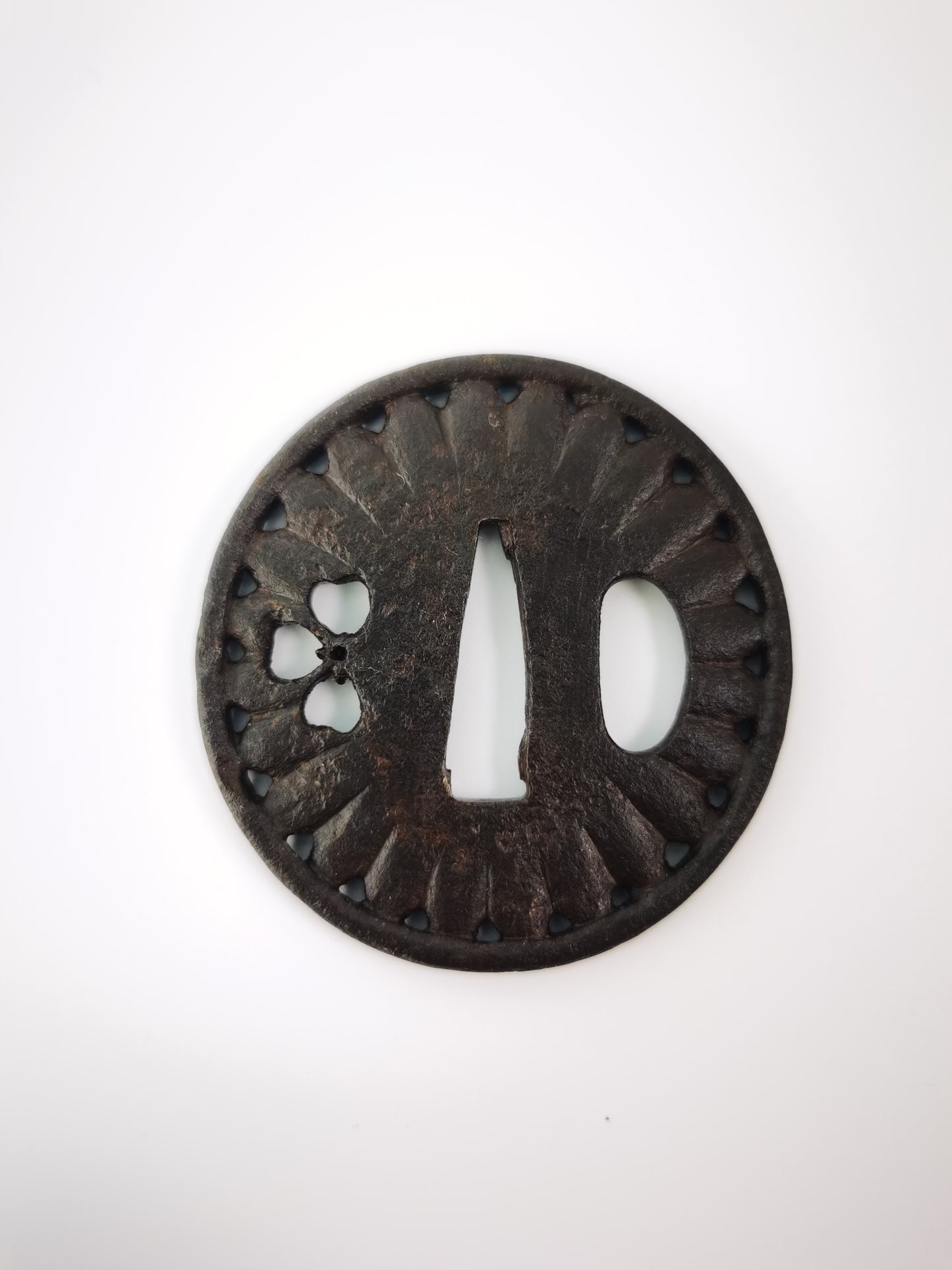 Japanese Pierced-carved Chrysanthemum Patterm Tsuba for Wakziashi Tanto Edo Period Antique A325