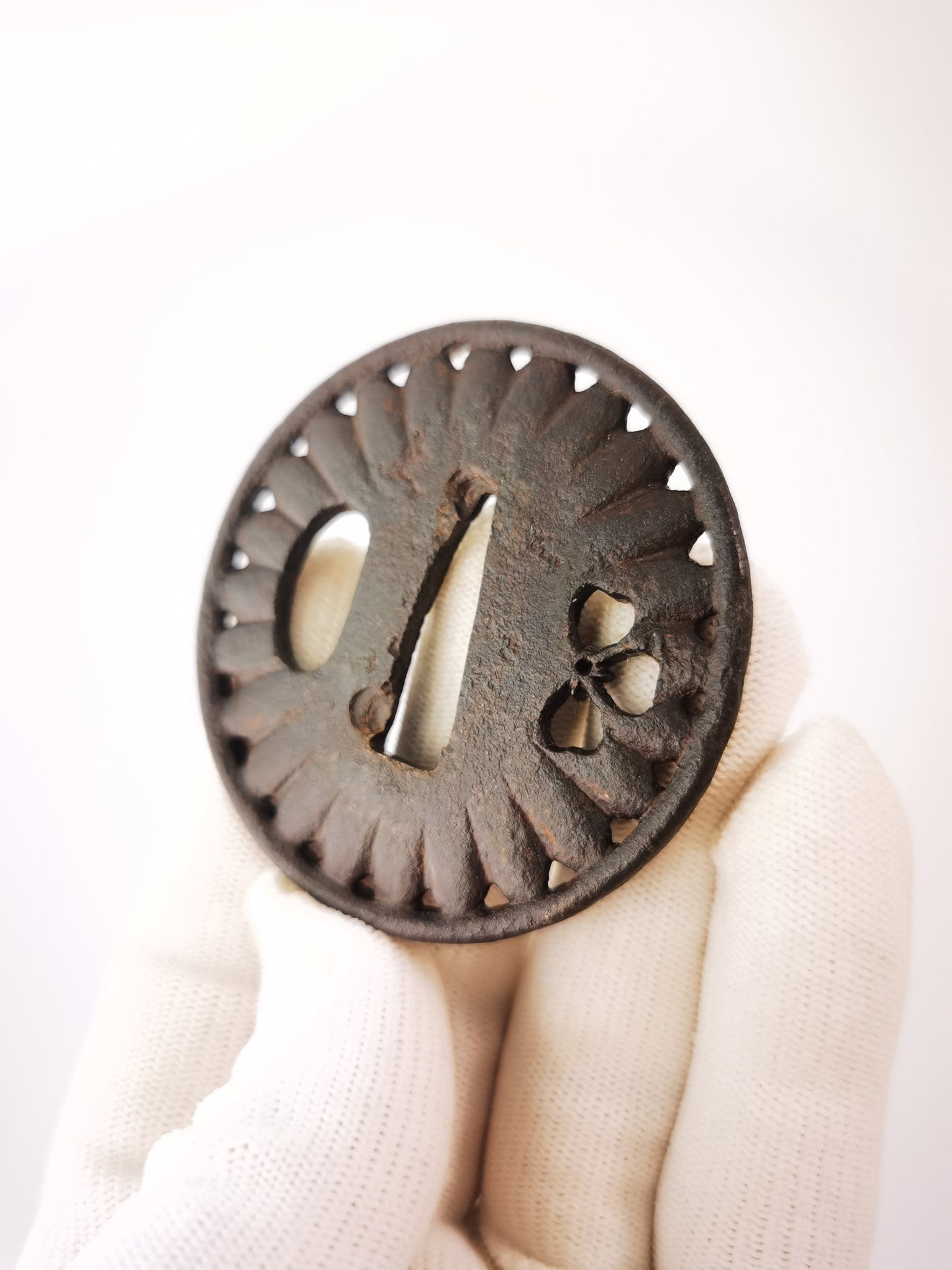 Japanese Pierced-carved Chrysanthemum Patterm Tsuba for Wakziashi Tanto Edo Period Antique A325