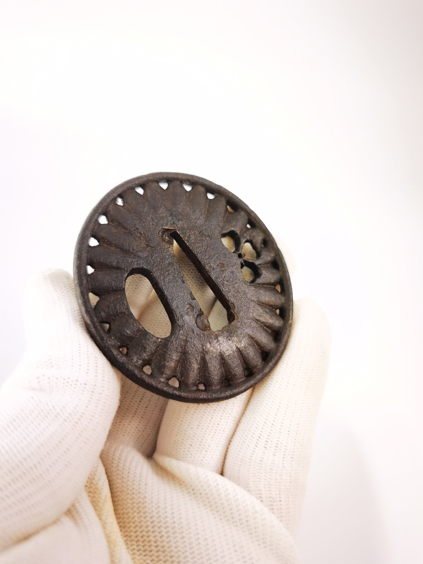 Japanese Pierced-carved Chrysanthemum Patterm Tsuba for Wakziashi Tanto Edo Period Antique A325