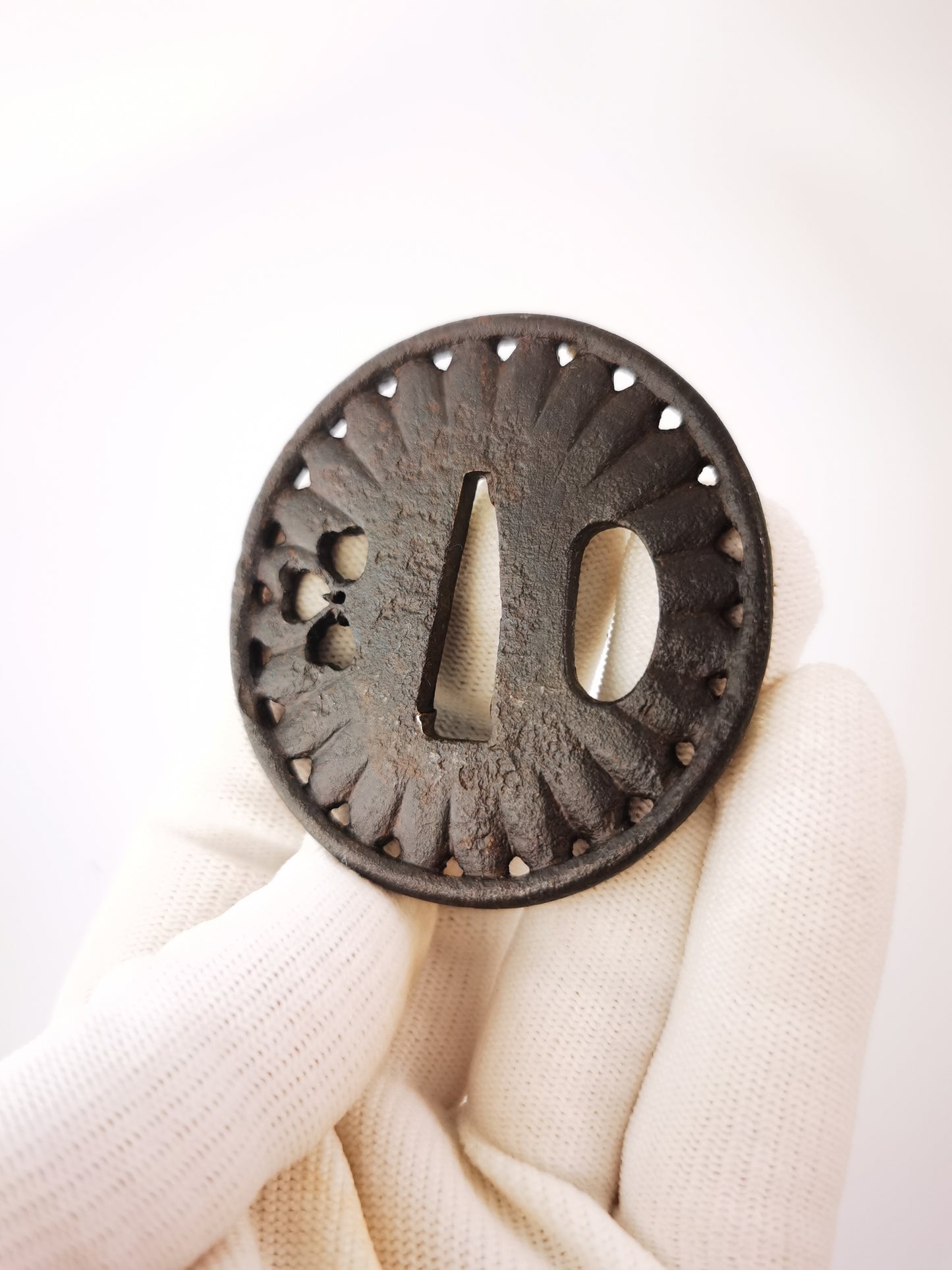 Japanese Pierced-carved Chrysanthemum Patterm Tsuba for Wakziashi Tanto Edo Period Antique A325