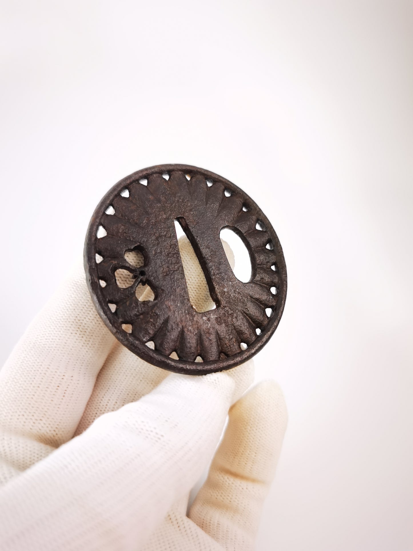 Japanese Pierced-carved Chrysanthemum Patterm Tsuba for Wakziashi Tanto Edo Period Antique A325